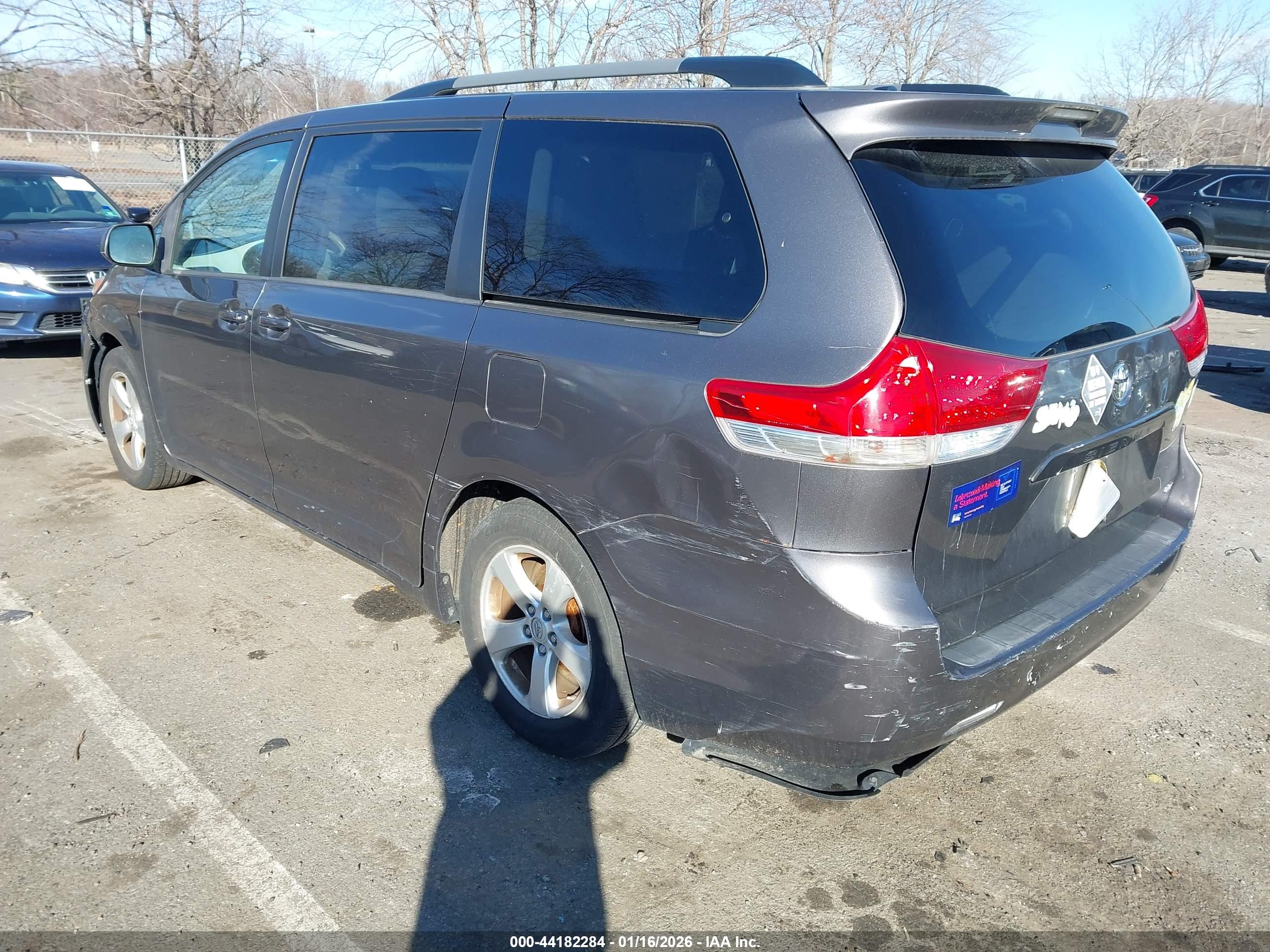 TOYOTA SIENNA image 3