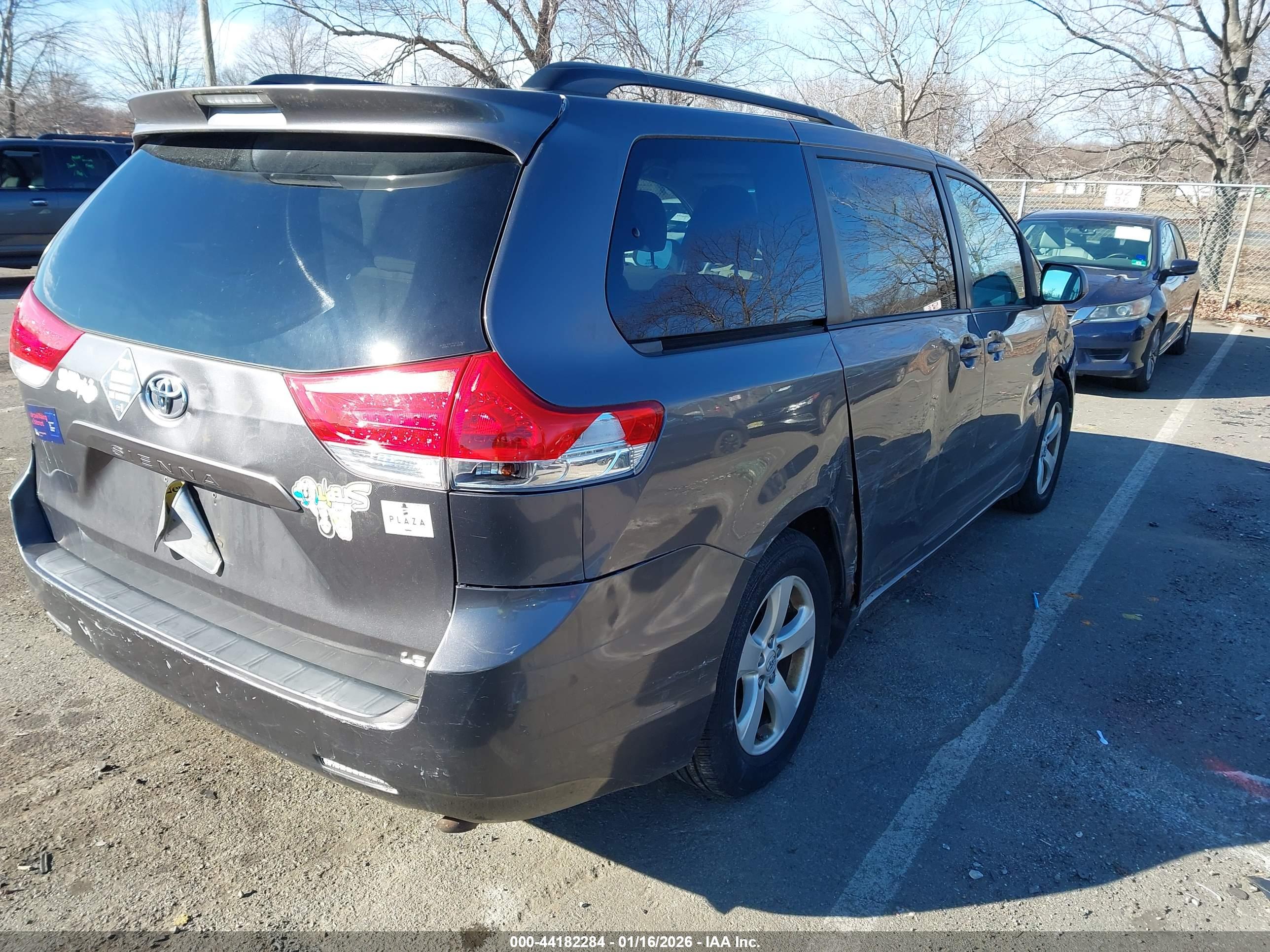 TOYOTA SIENNA image 4