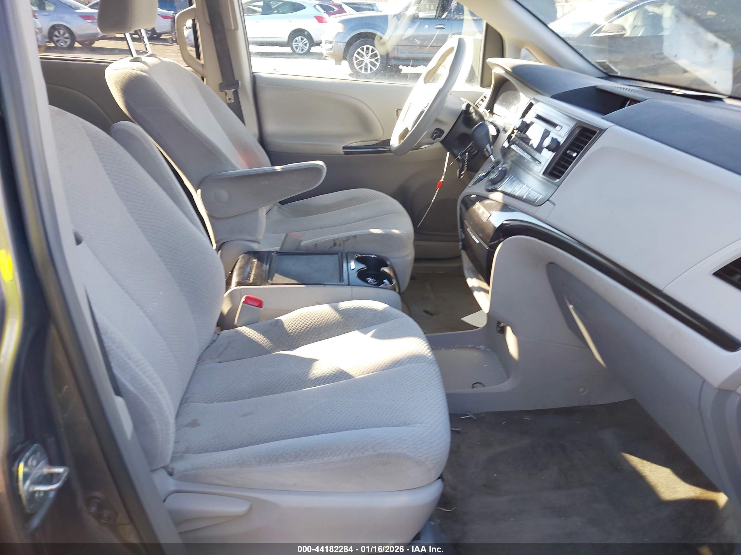 TOYOTA SIENNA image 5