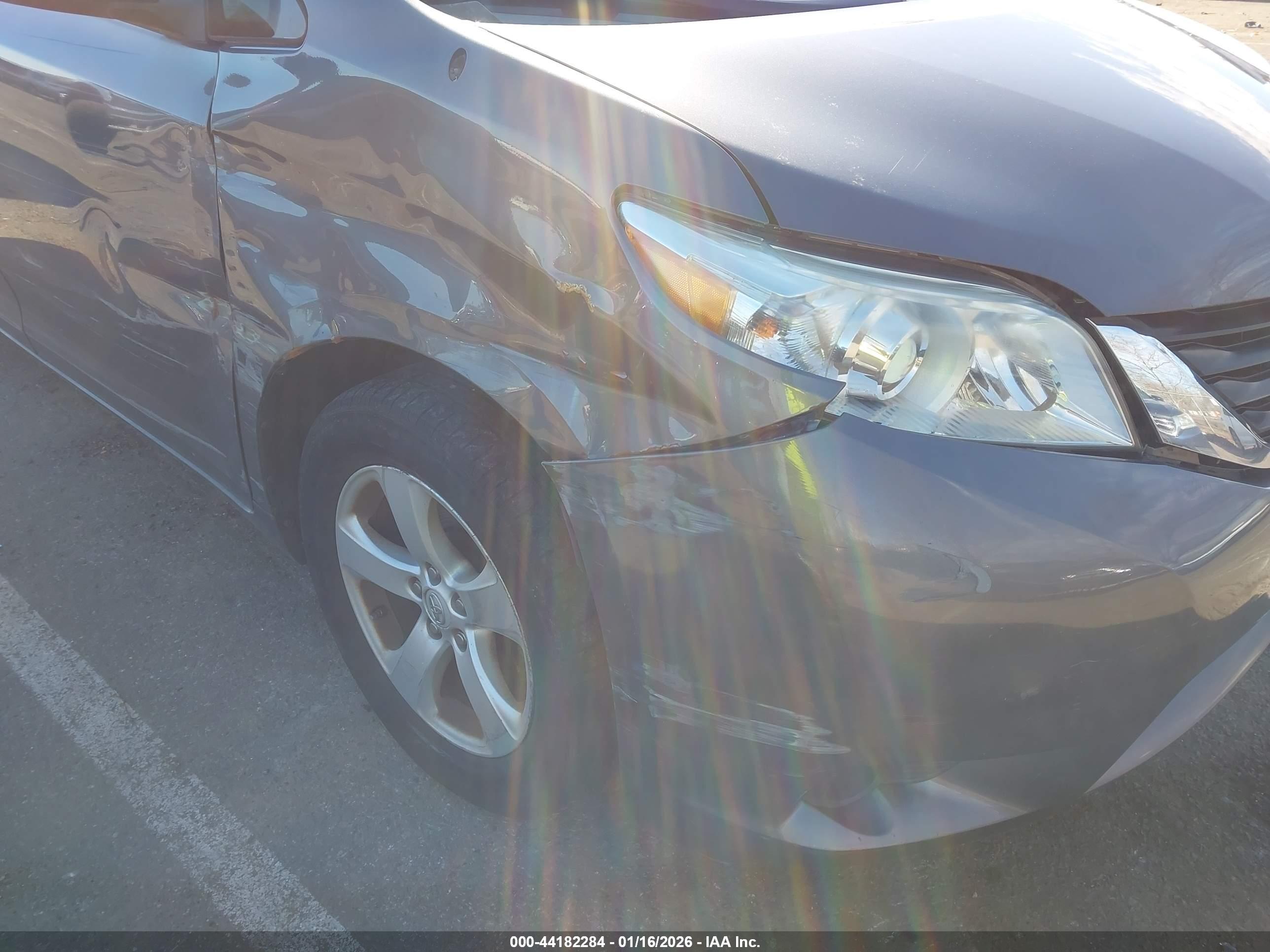 TOYOTA SIENNA image 6