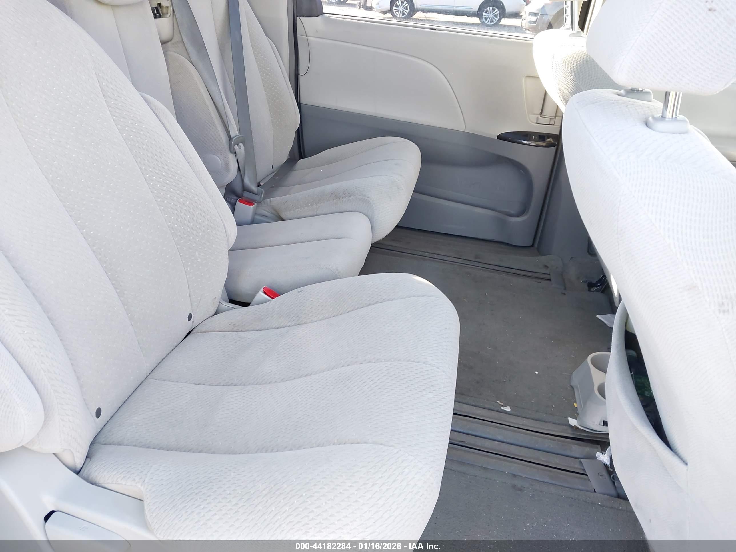 TOYOTA SIENNA image 8
