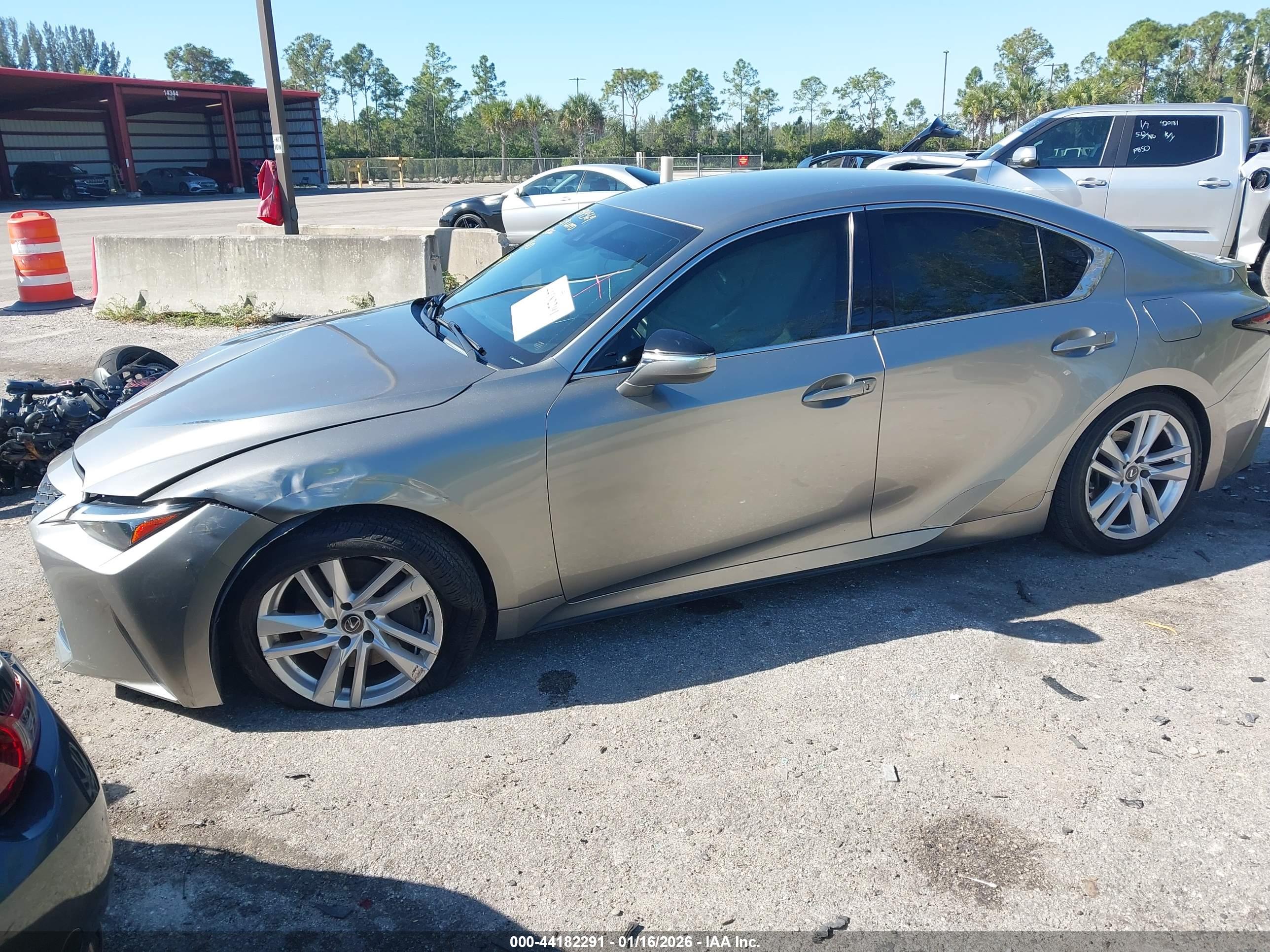 LEXUS IS image 2