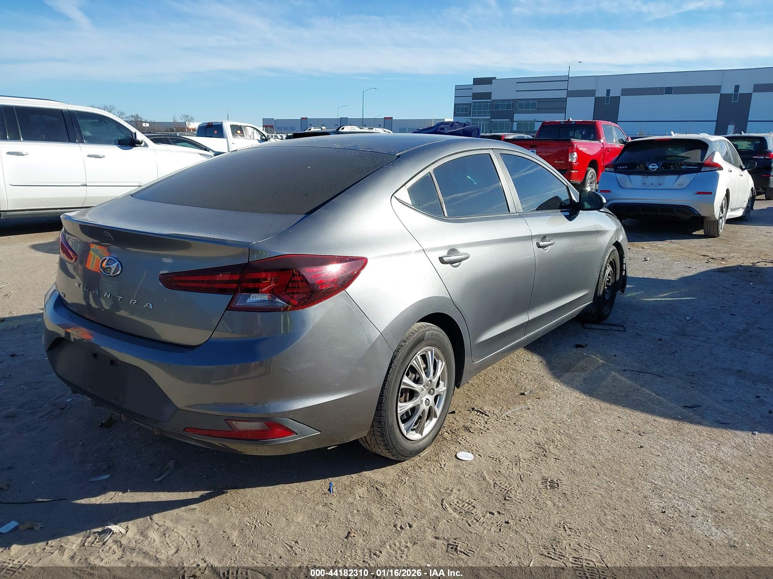 HYUNDAI ELANTRA image 4