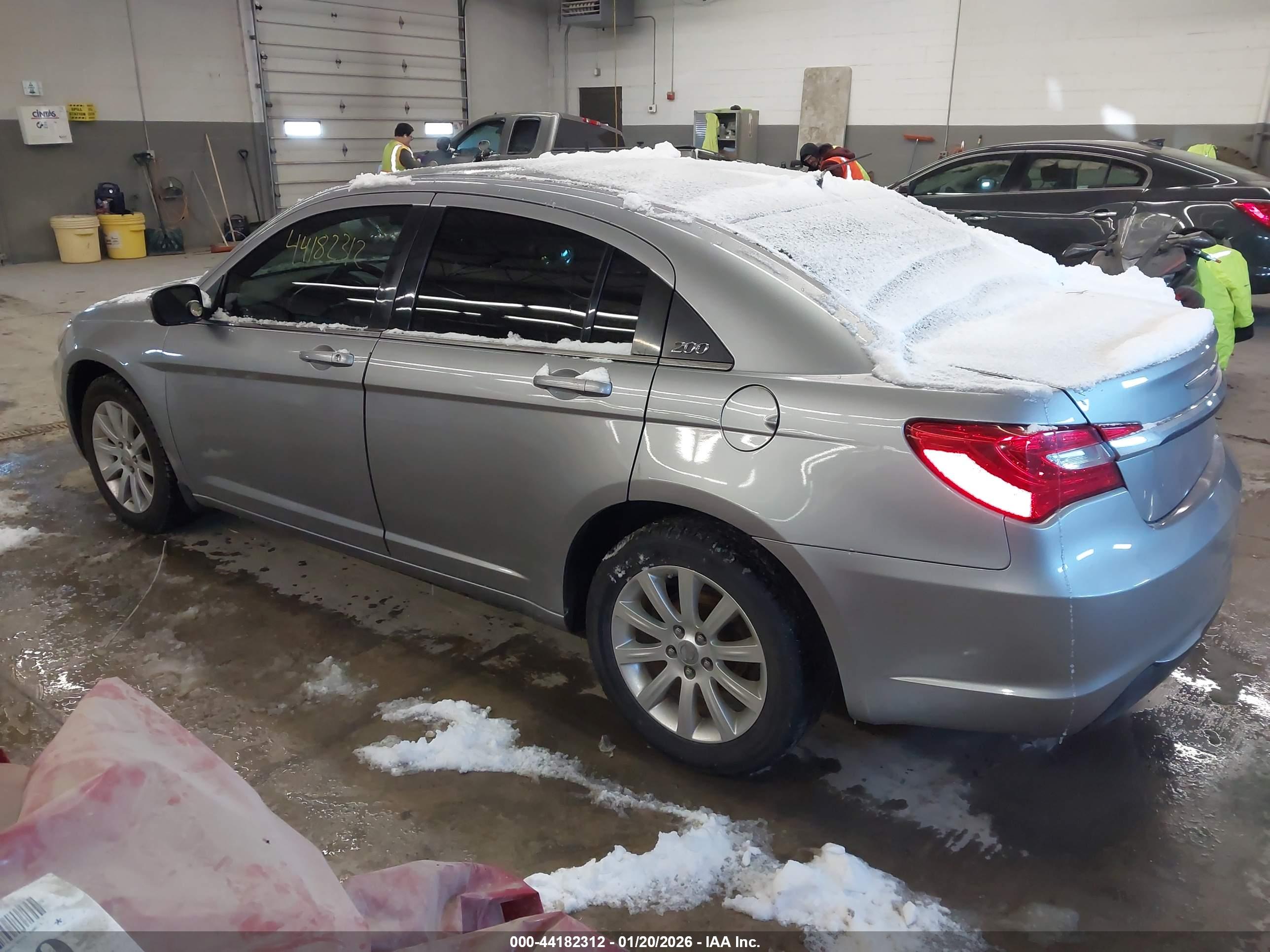 CHRYSLER 200 image 3