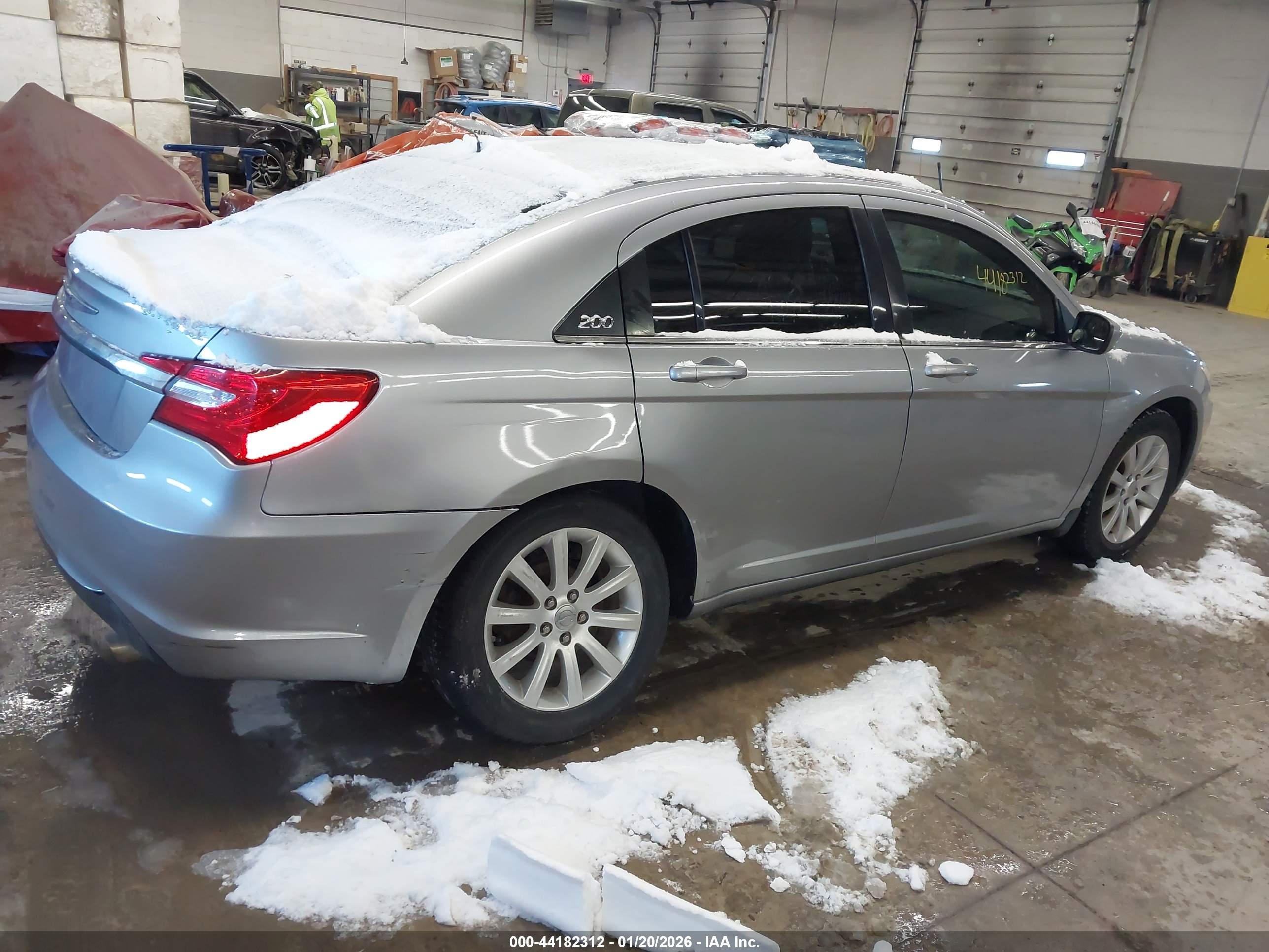 CHRYSLER 200 image 4