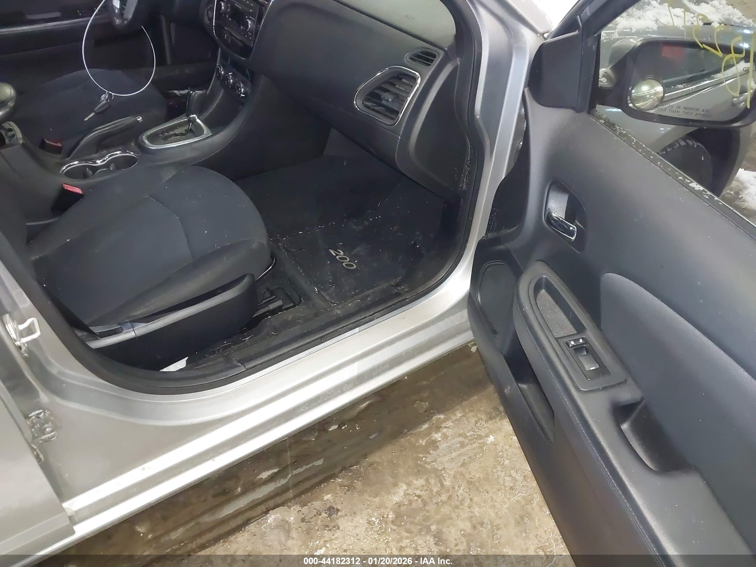 CHRYSLER 200 image 5
