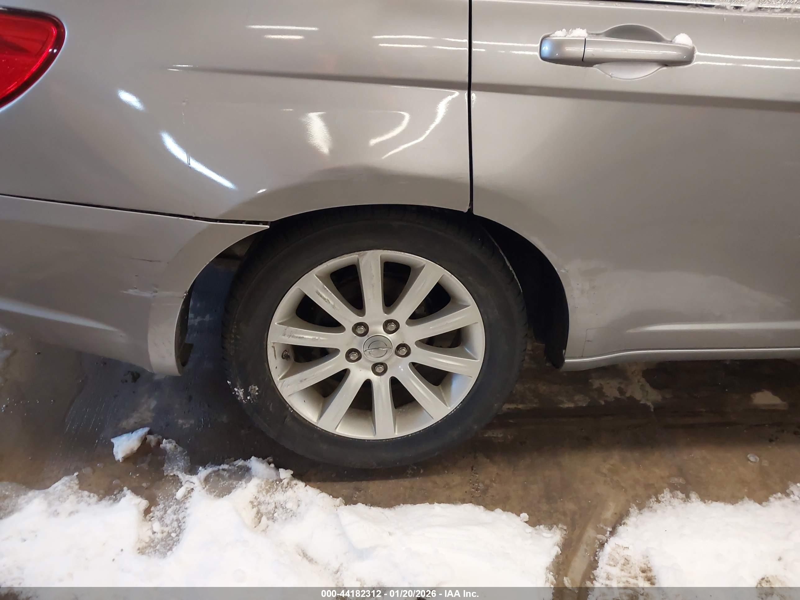 CHRYSLER 200 image 6
