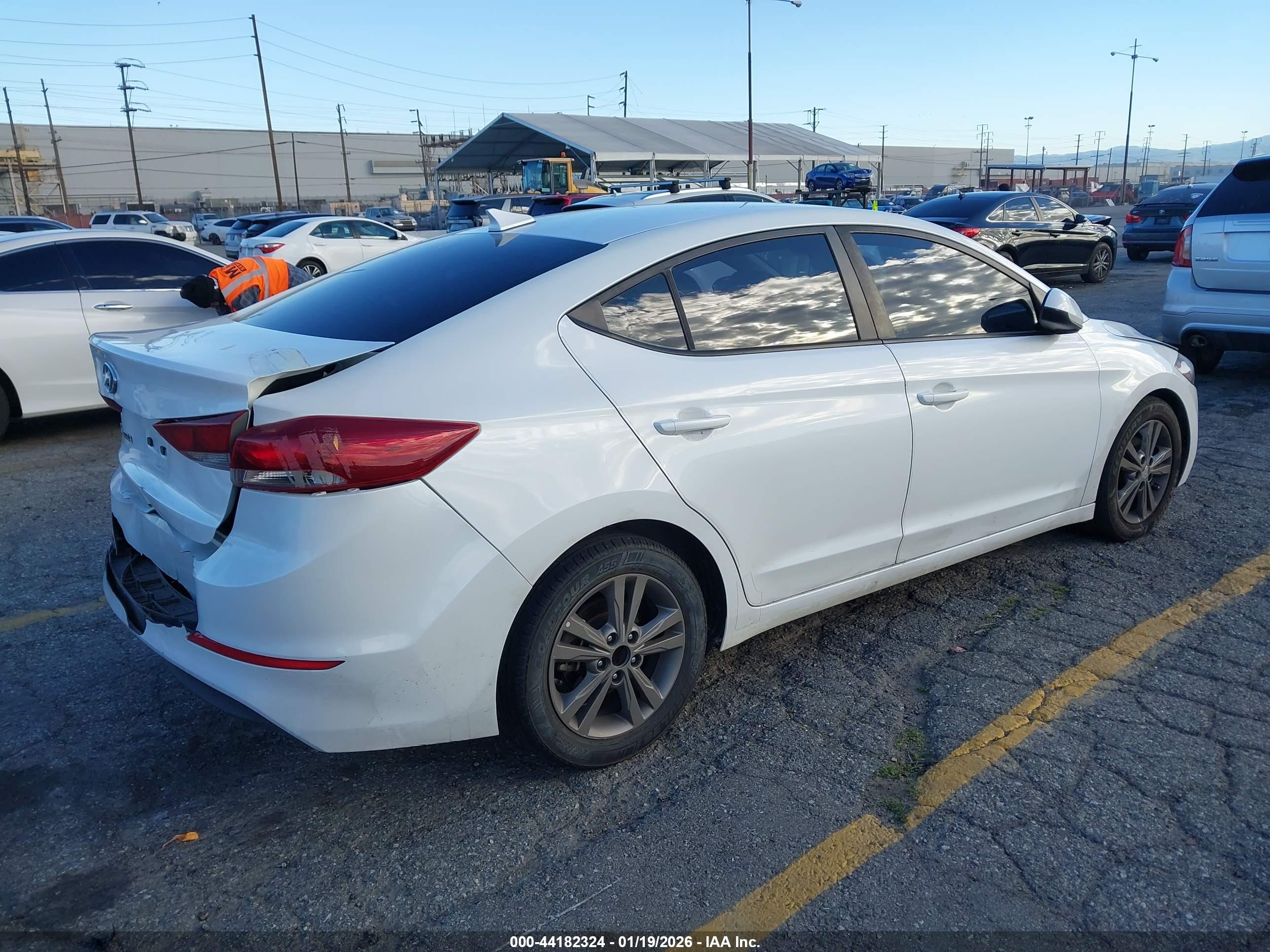 HYUNDAI ELANTRA image 4