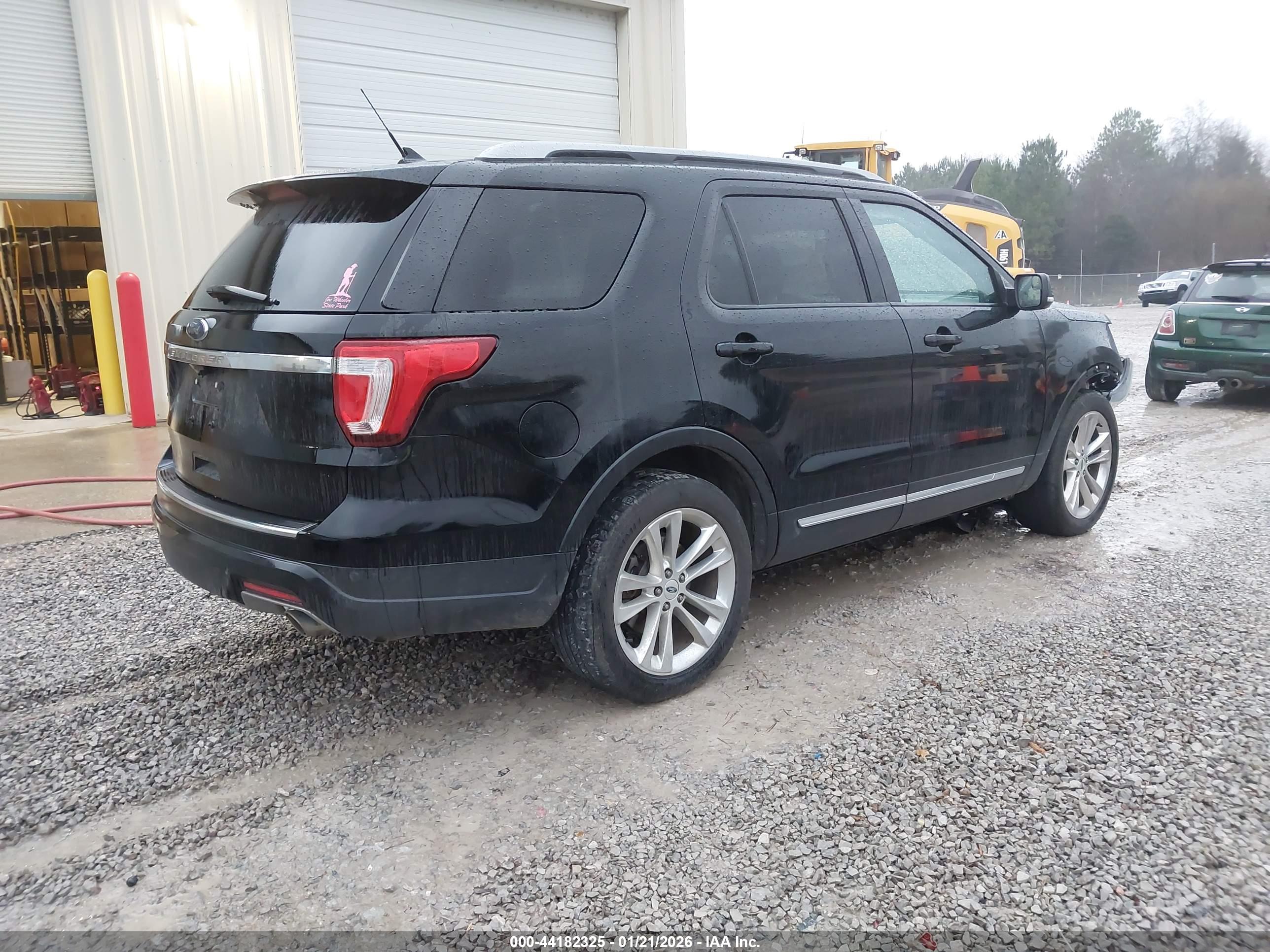 FORD EXPLORER image 4