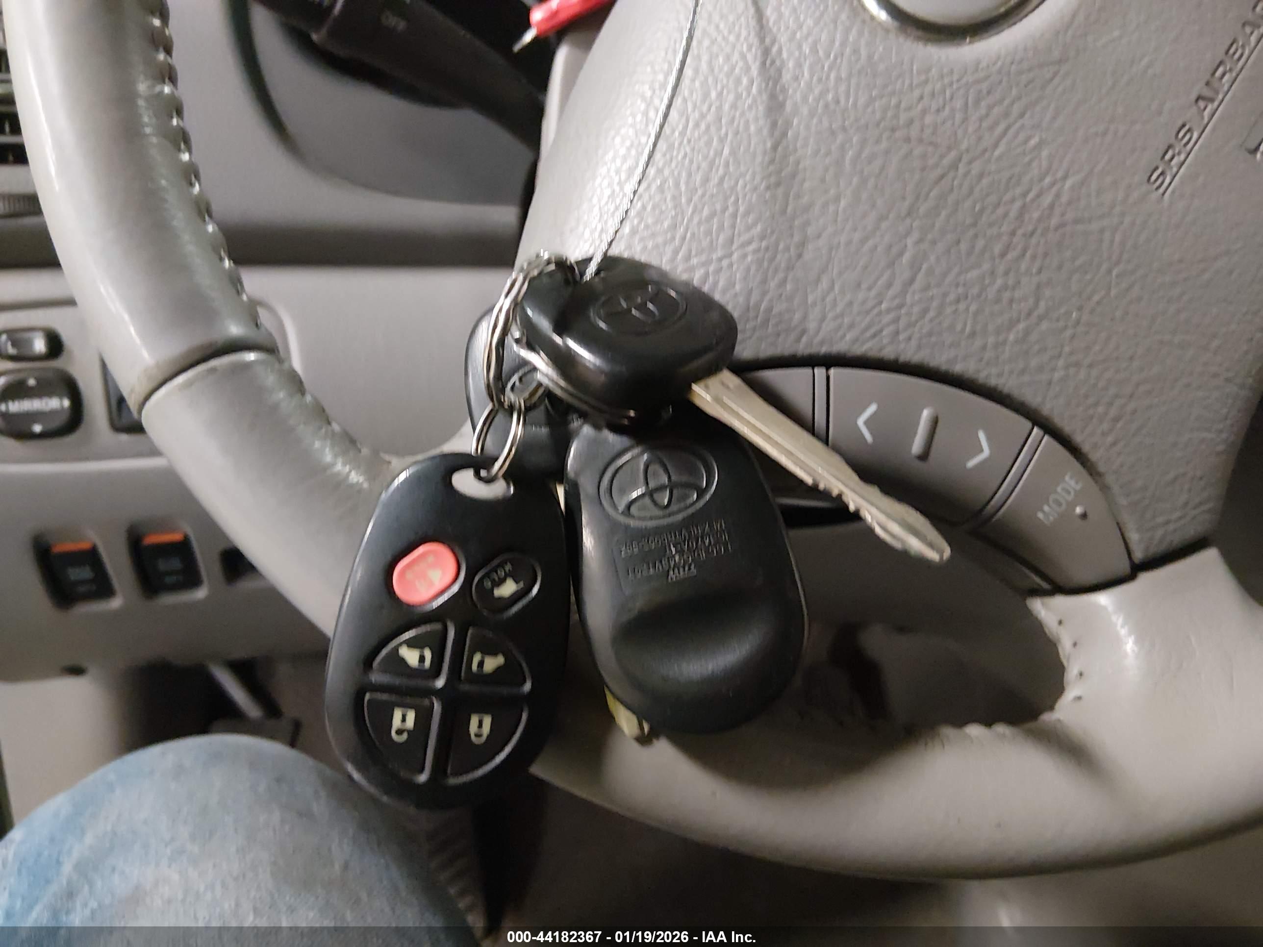 TOYOTA SIENNA image 11
