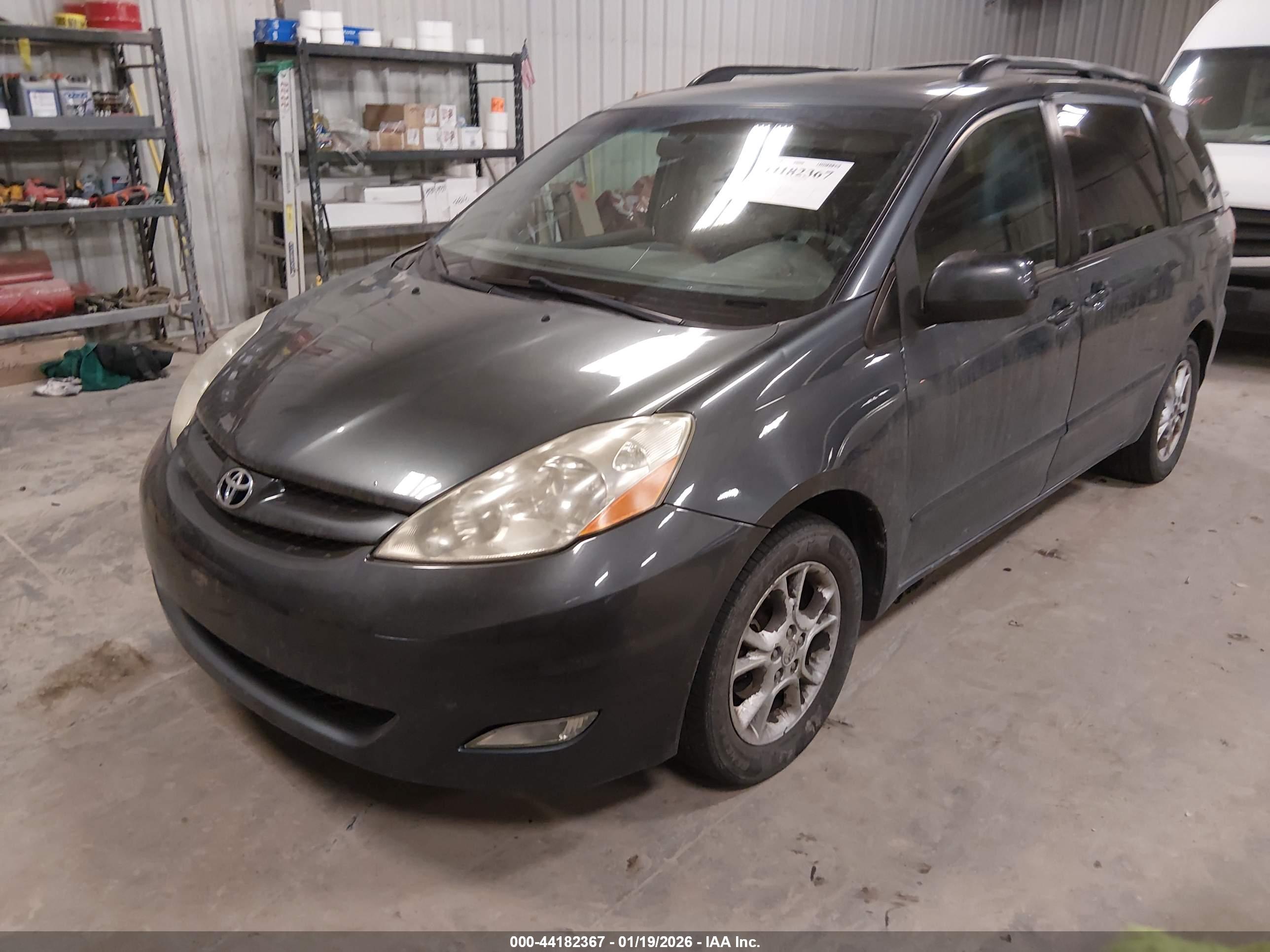 TOYOTA SIENNA image 2