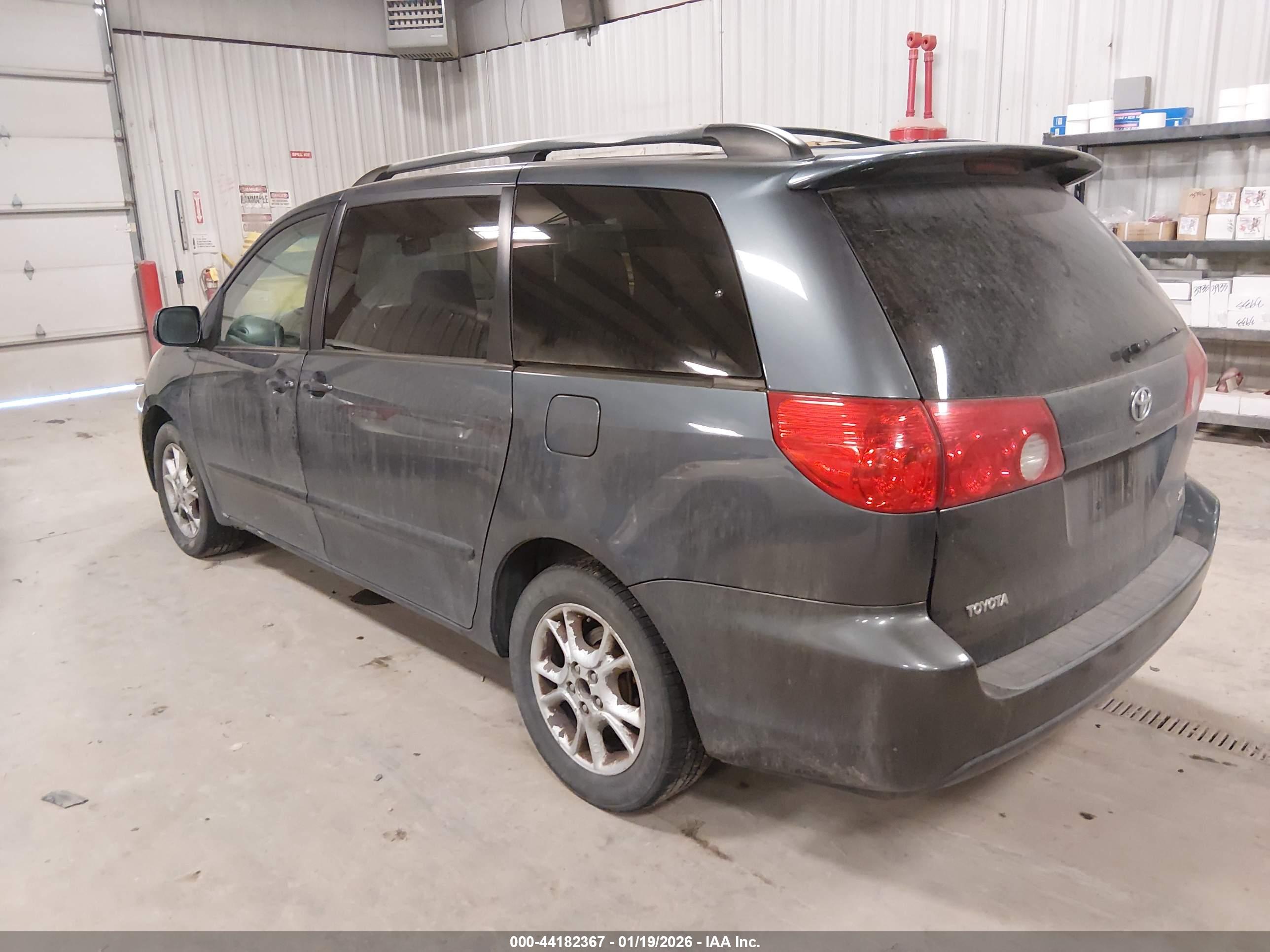 TOYOTA SIENNA image 3