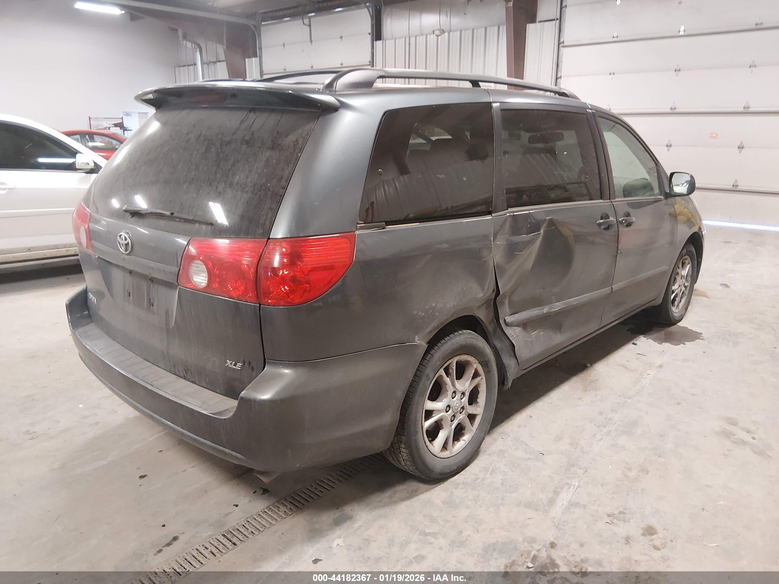TOYOTA SIENNA image 4