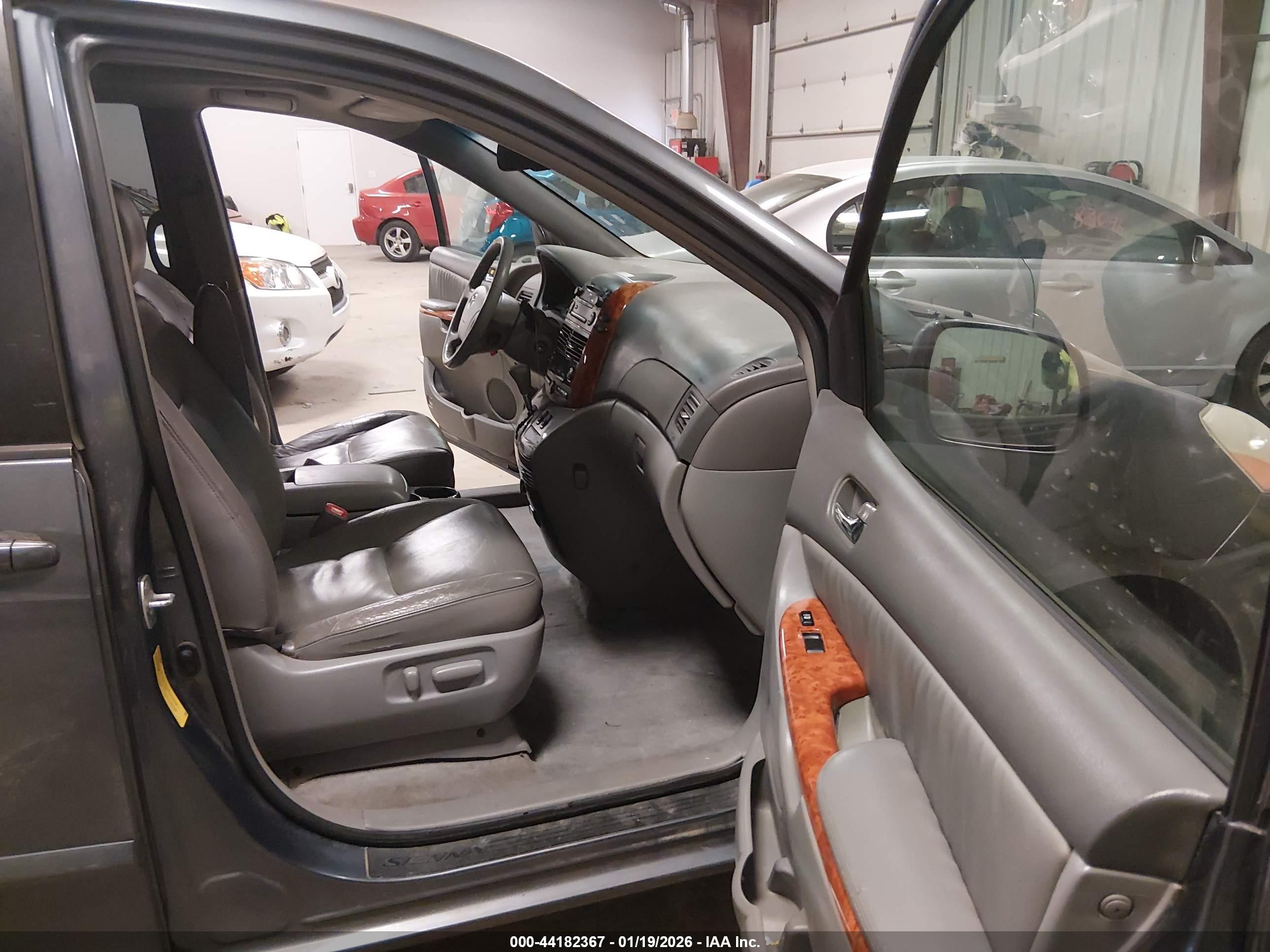 TOYOTA SIENNA image 5