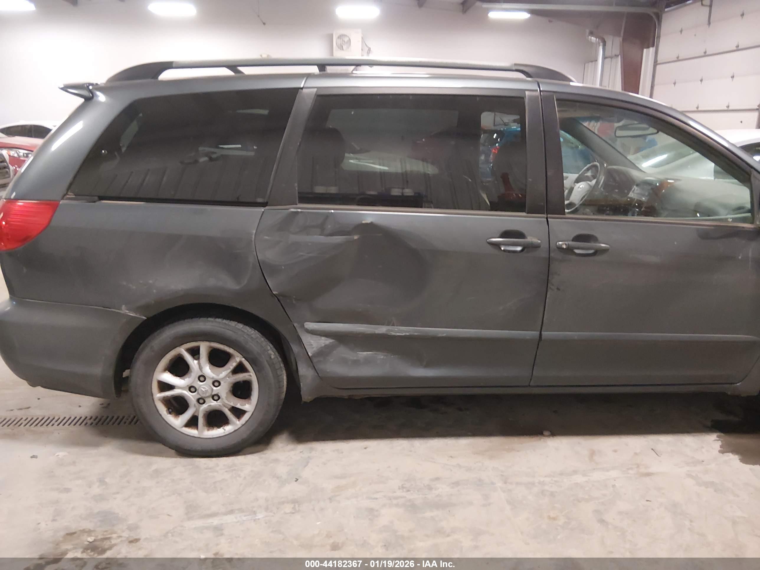 TOYOTA SIENNA image 6
