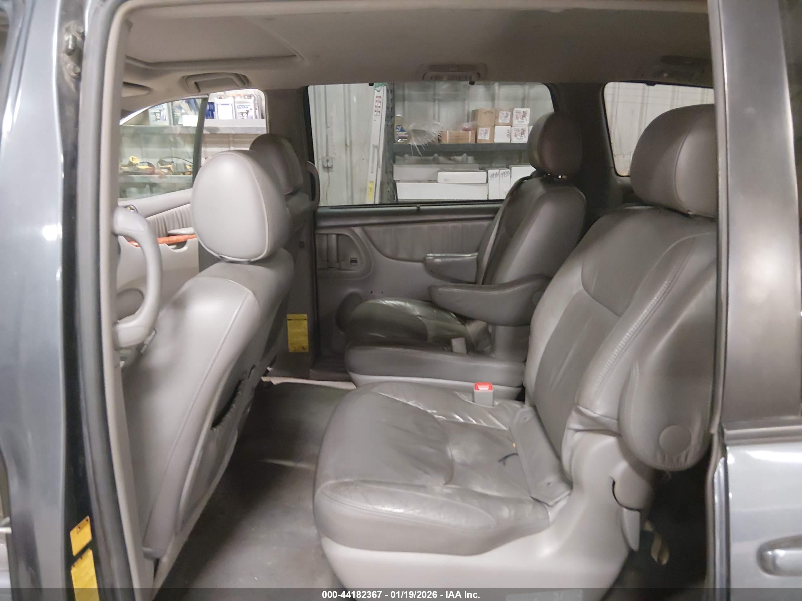 TOYOTA SIENNA image 8