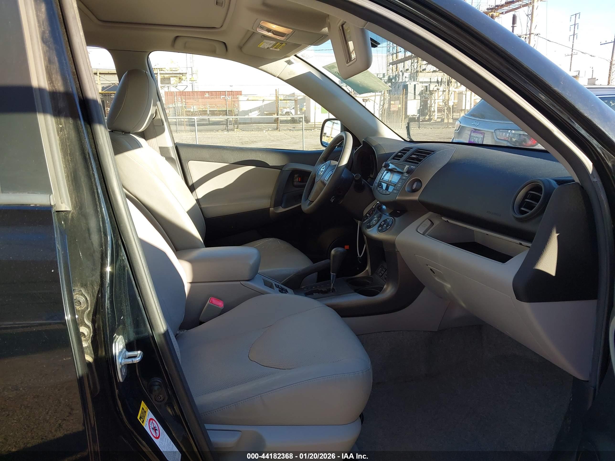 TOYOTA RAV4 image 5