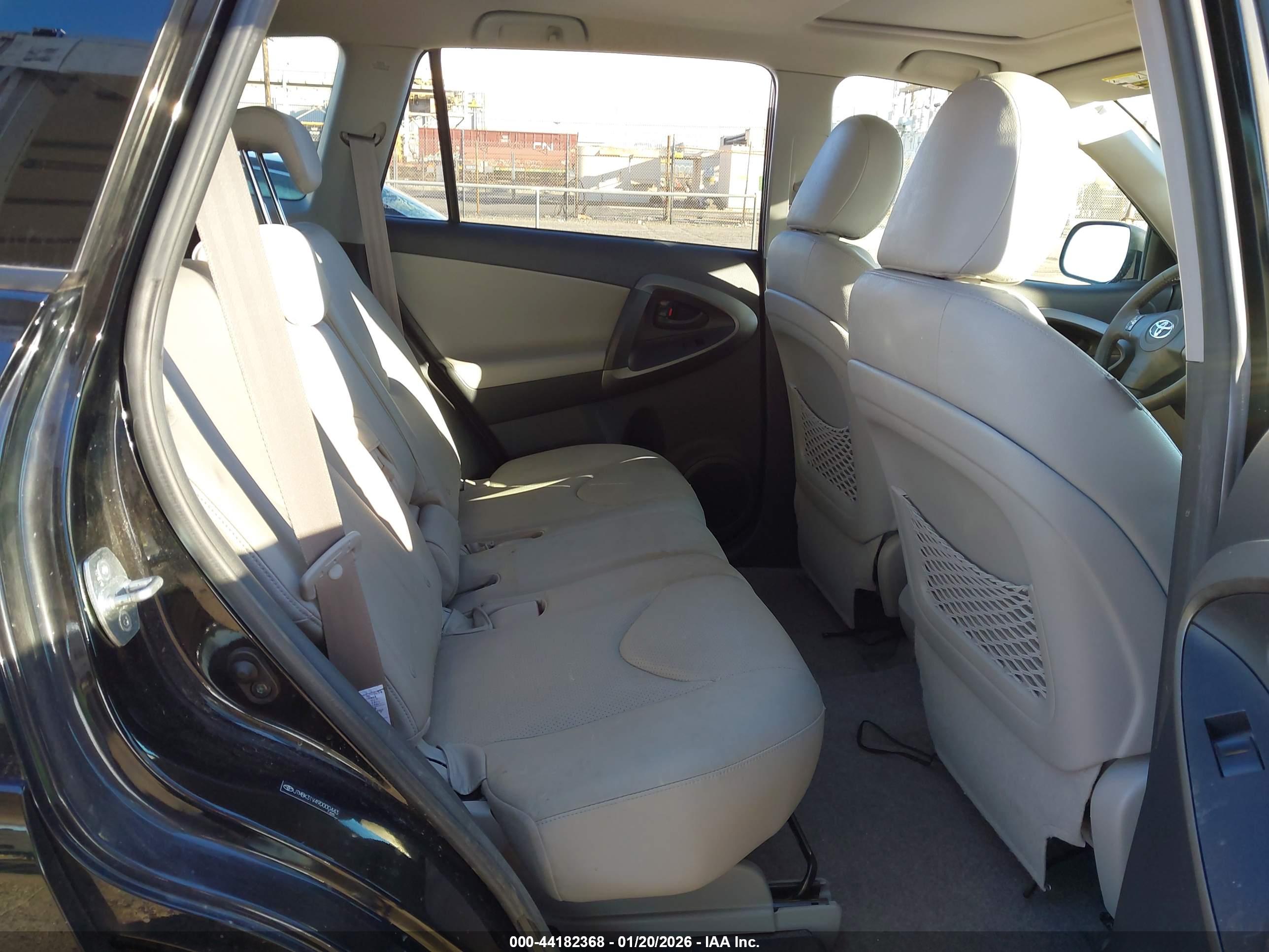 TOYOTA RAV4 image 8