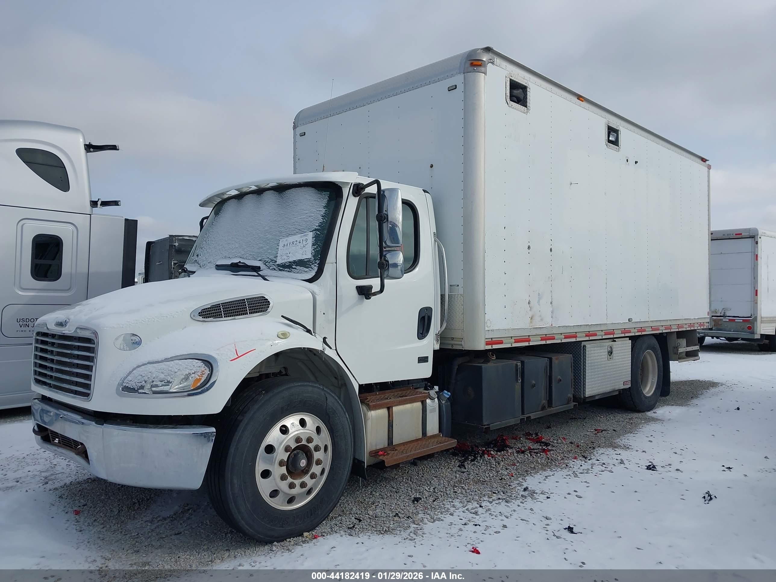 FREIGHTLINER M2 image 2