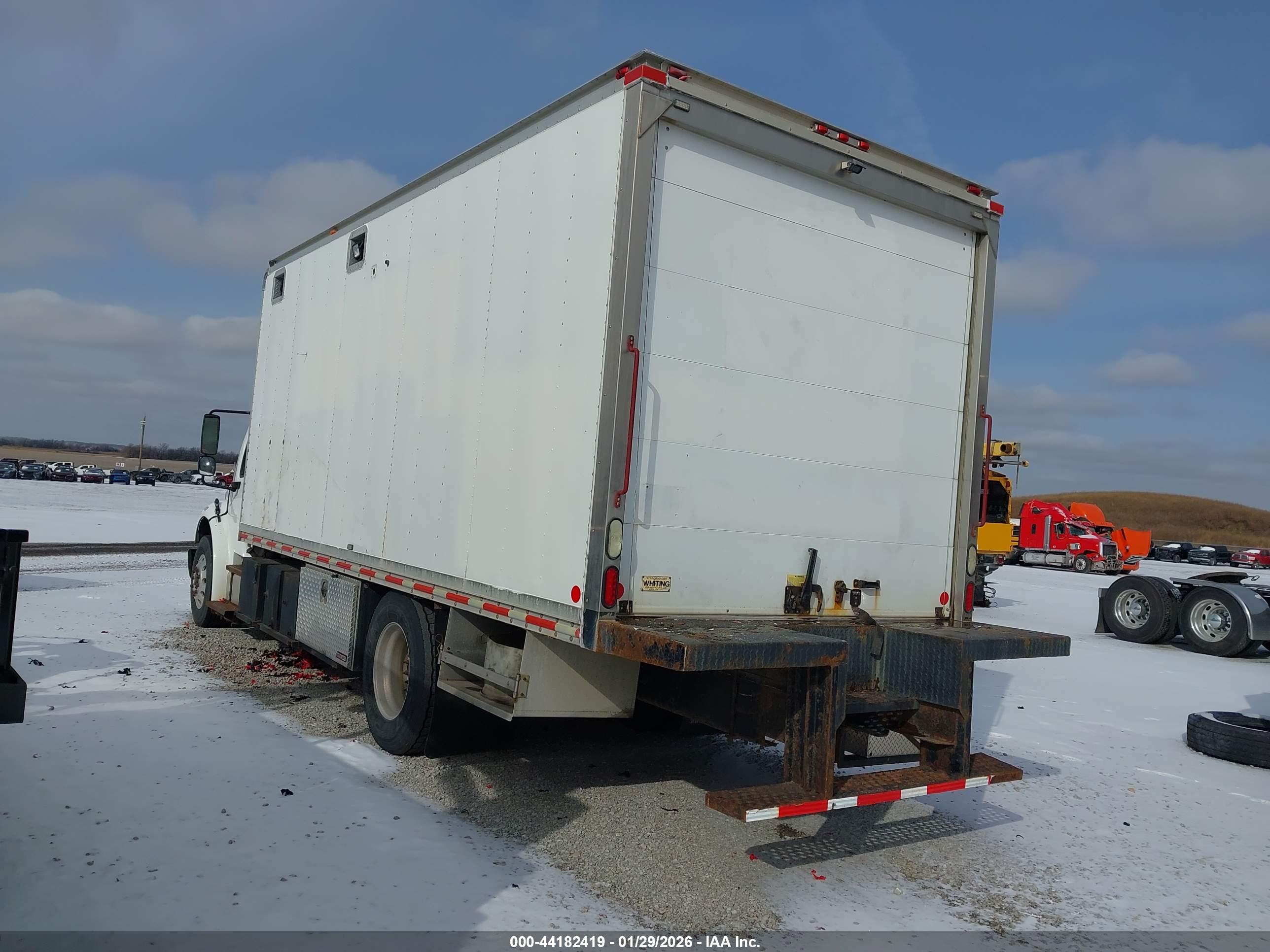 FREIGHTLINER M2 image 3
