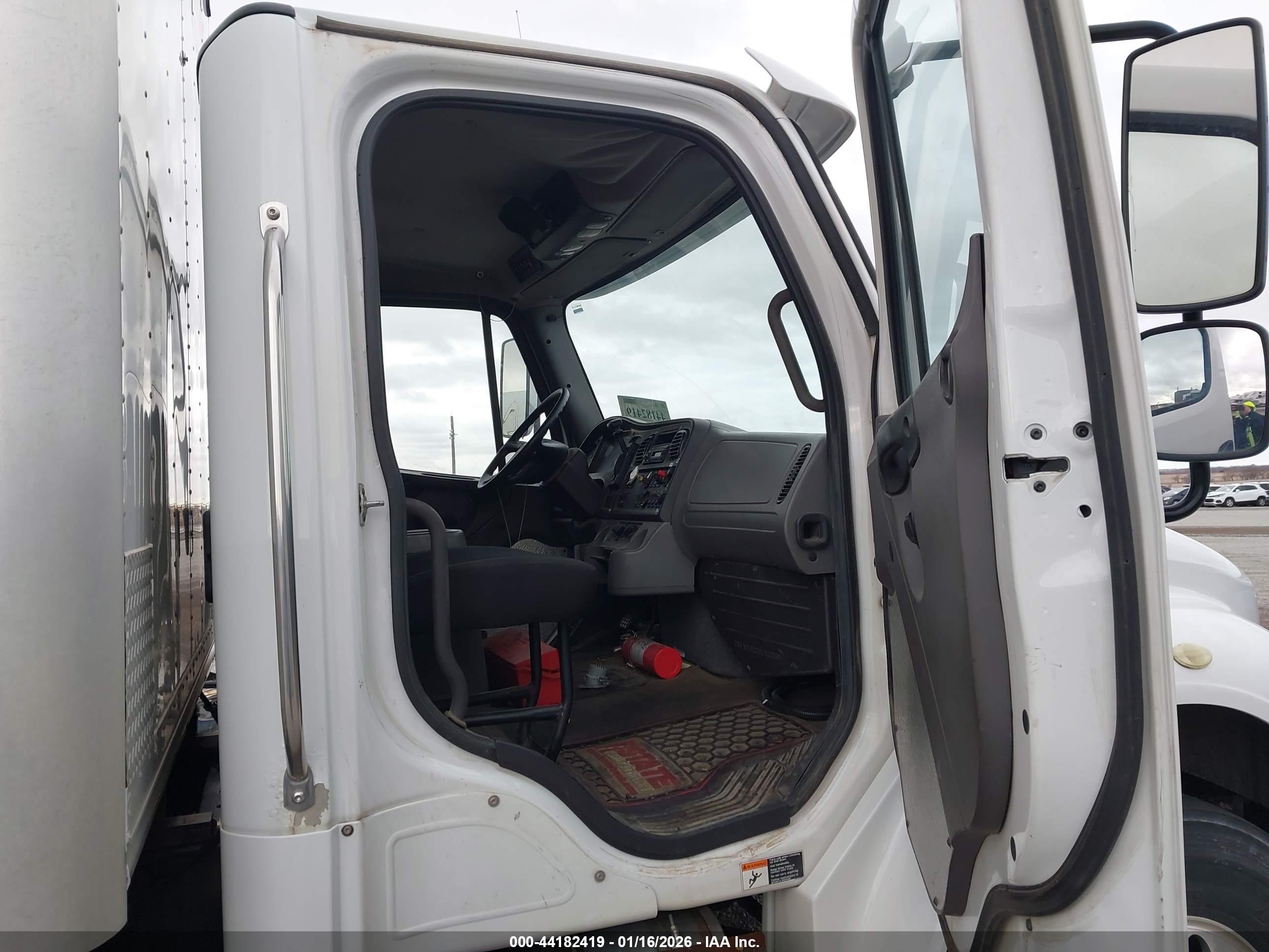 FREIGHTLINER M2 image 7