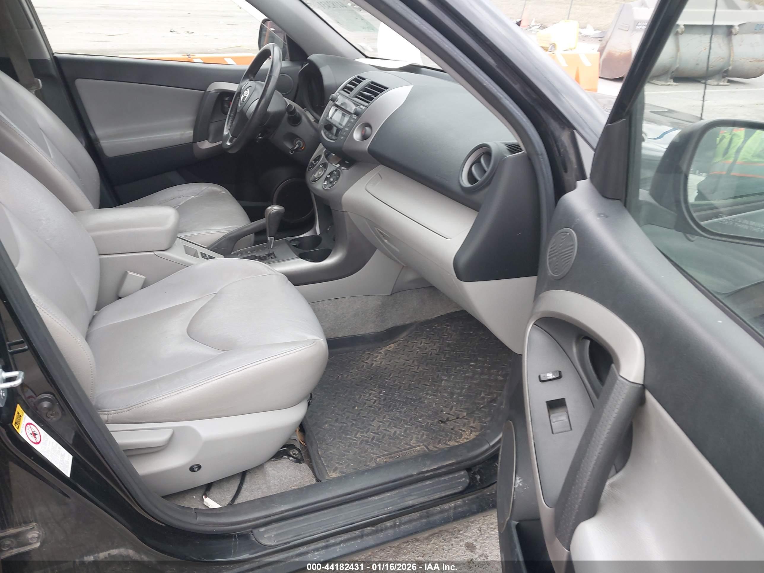 TOYOTA RAV4 image 5
