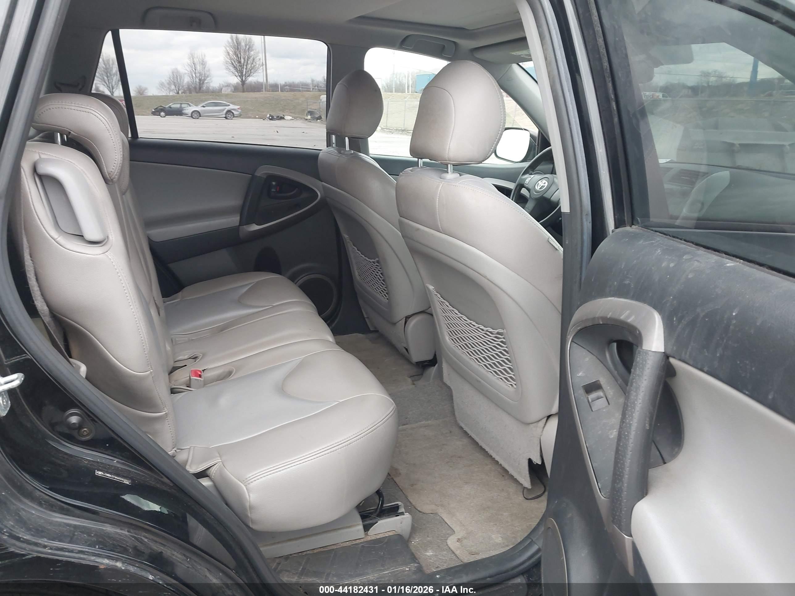 TOYOTA RAV4 image 8