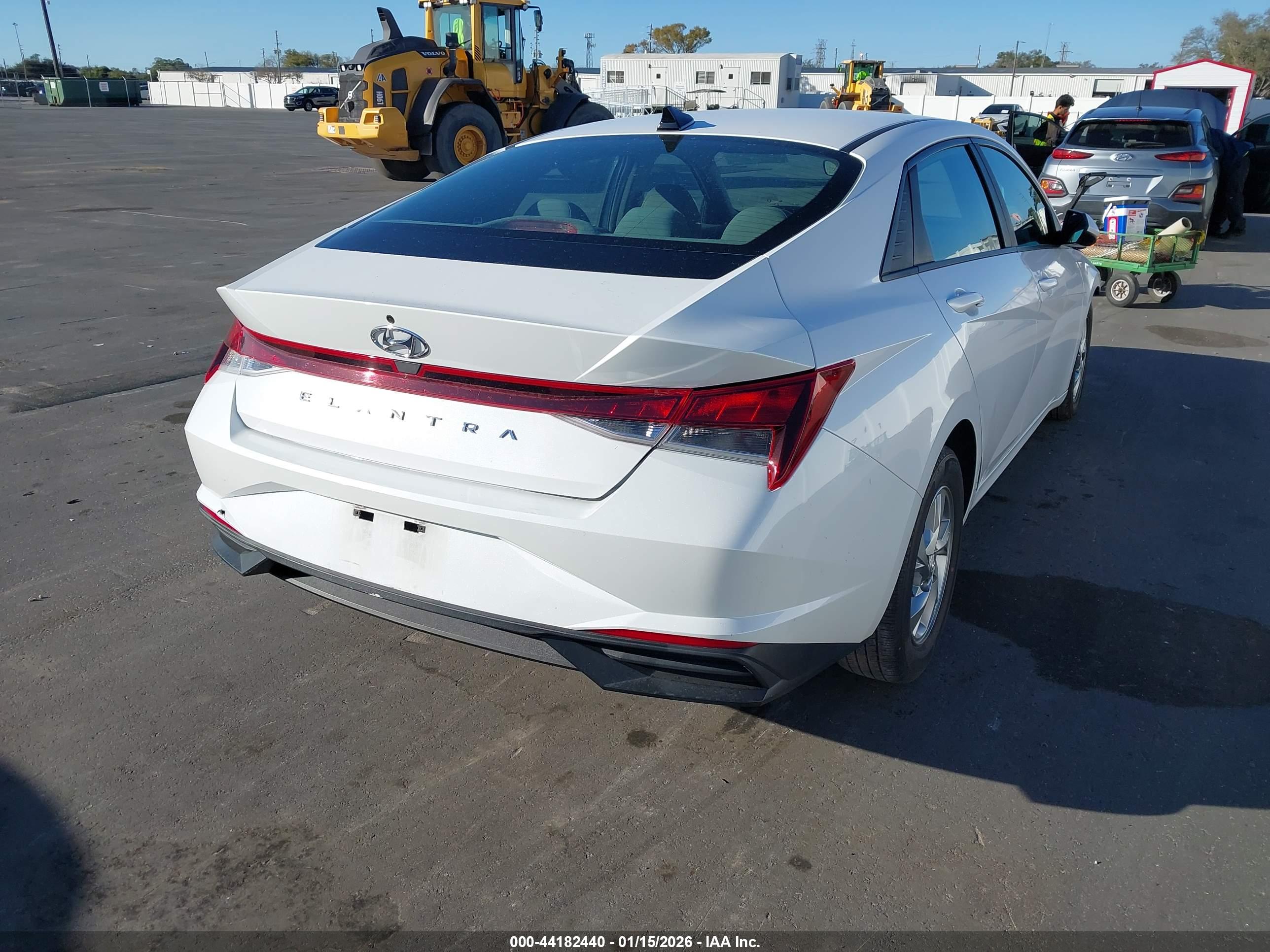 HYUNDAI ELANTRA image 4