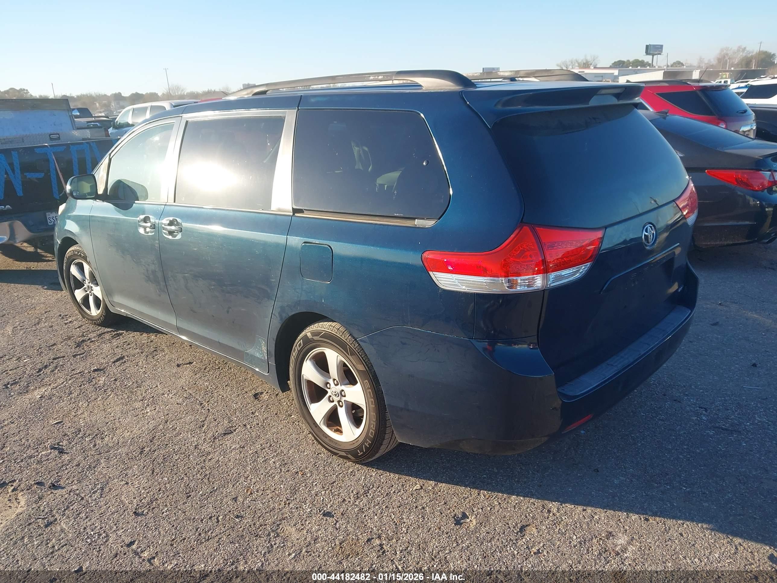 TOYOTA SIENNA image 3