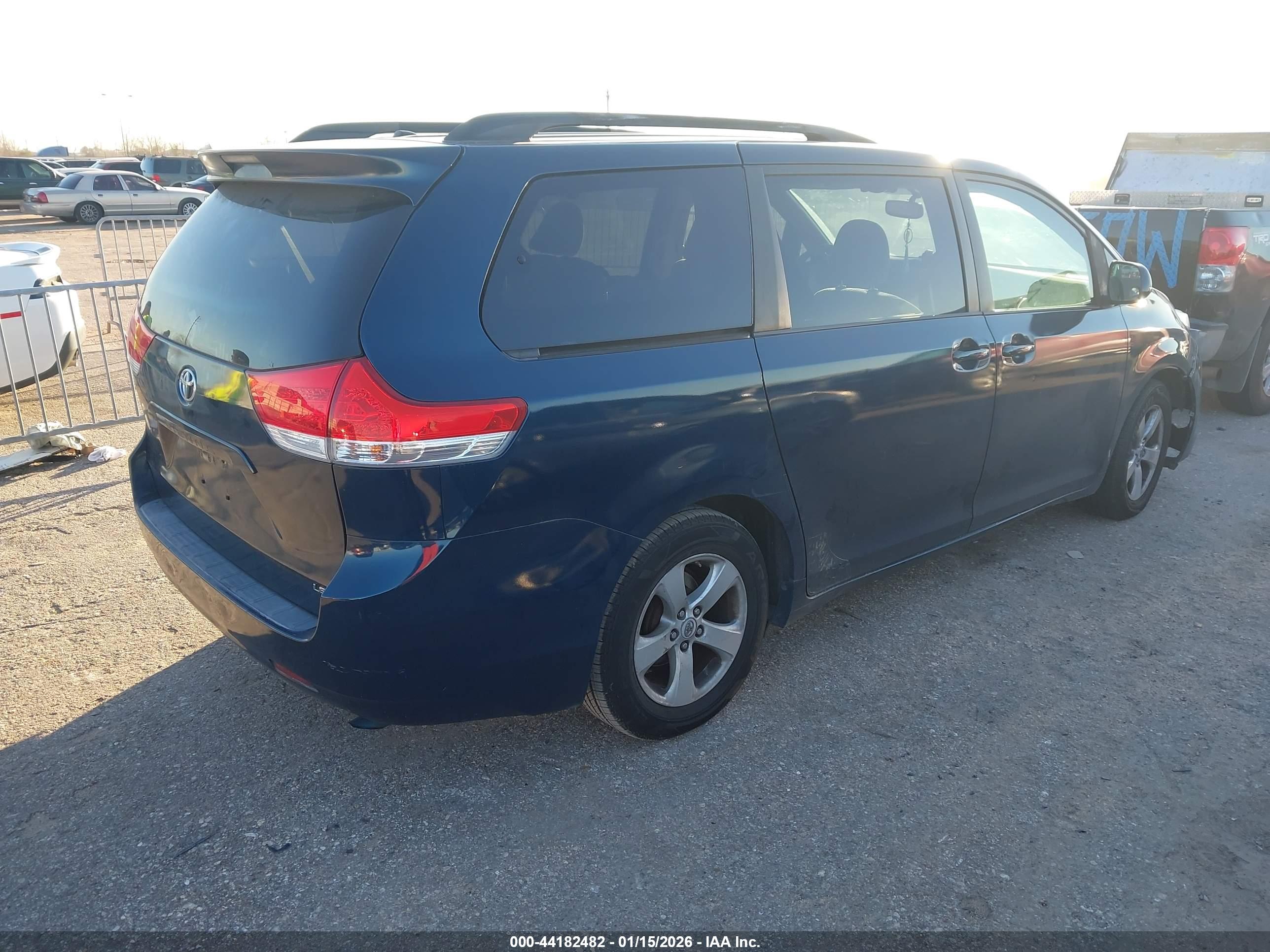 TOYOTA SIENNA image 4