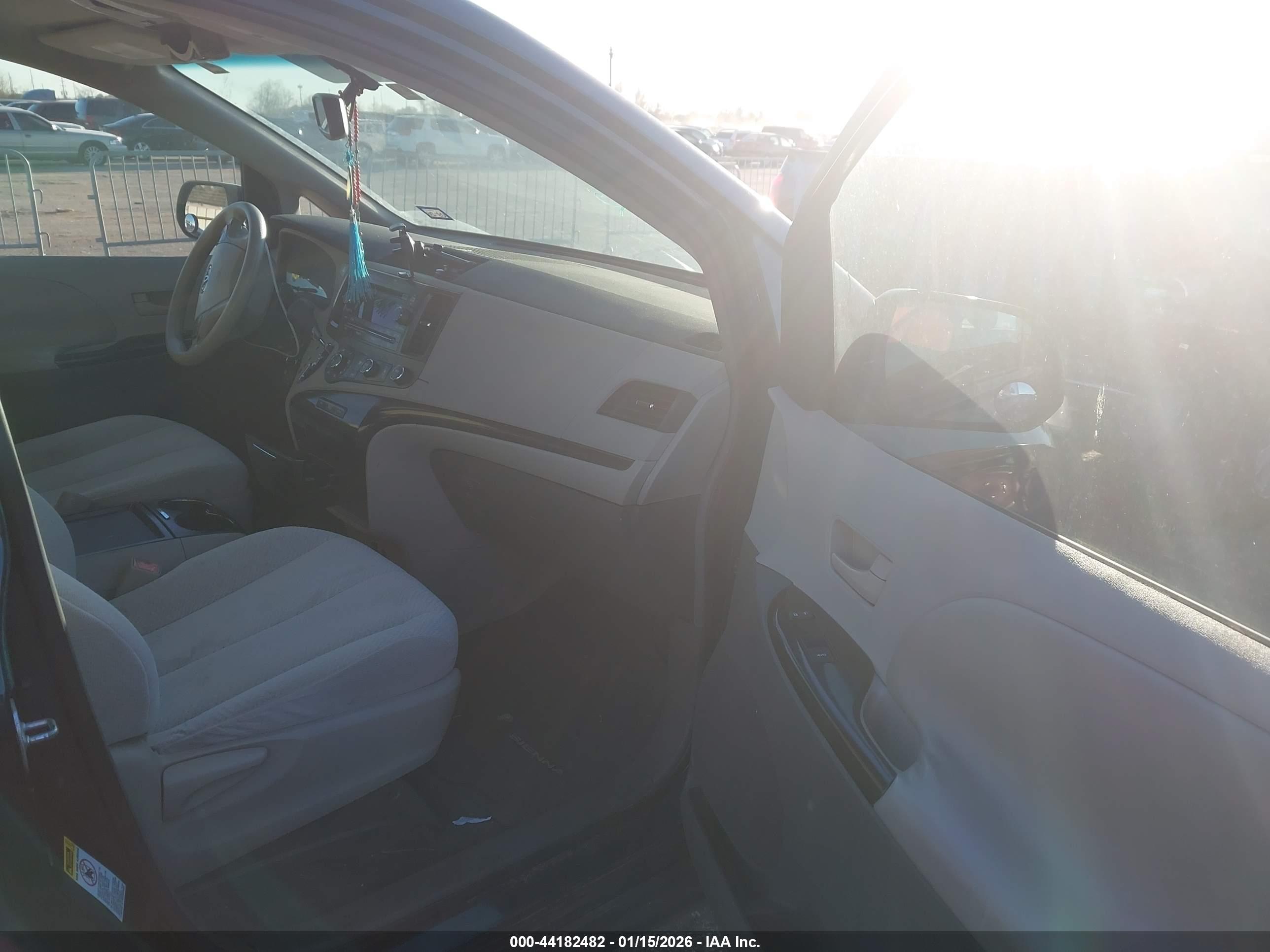 TOYOTA SIENNA image 5