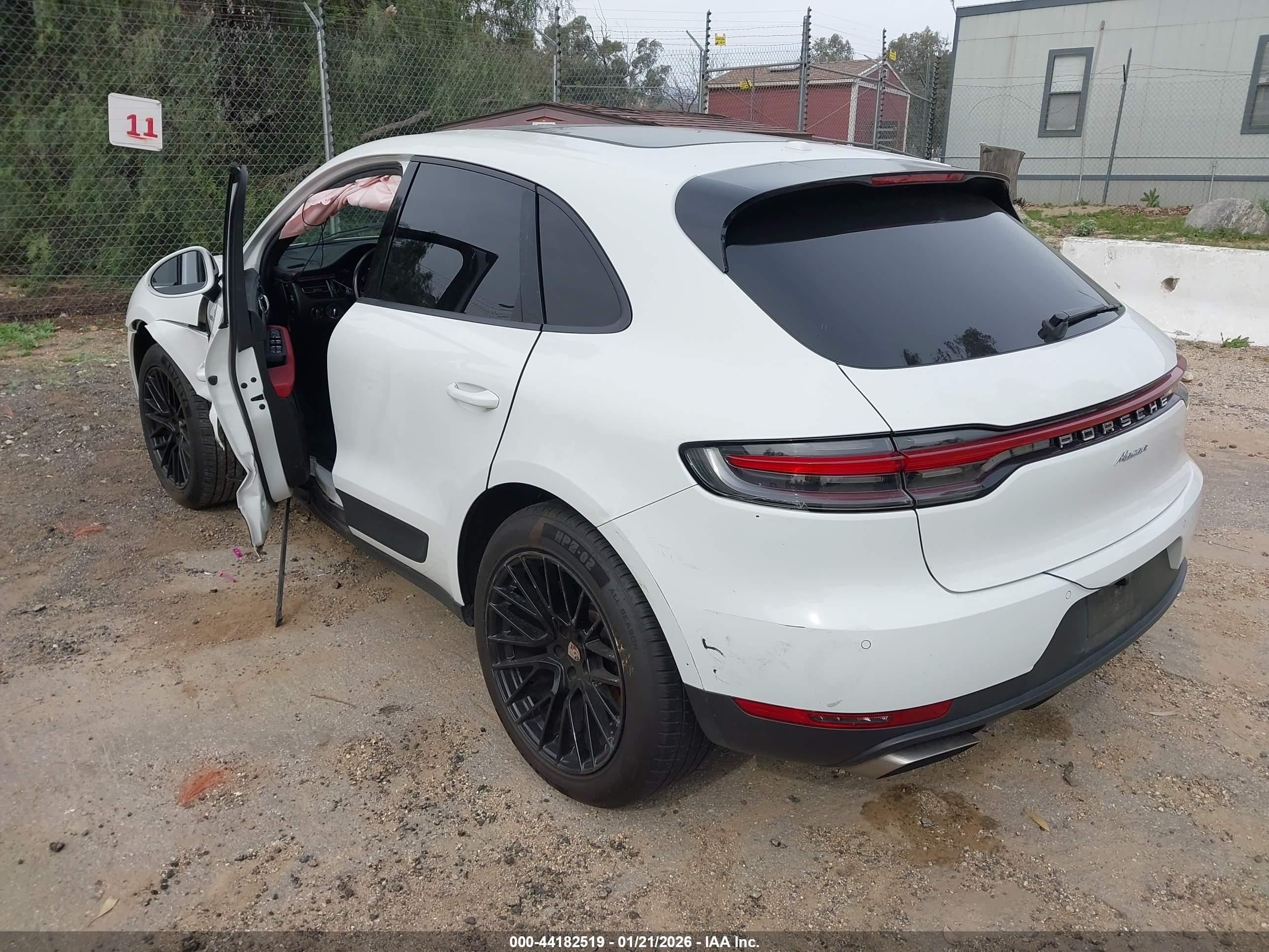PORSCHE MACAN image 3