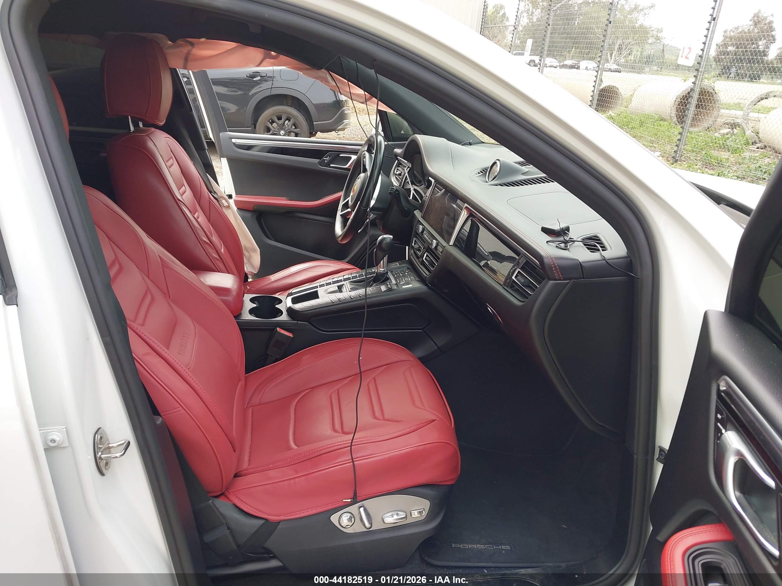 PORSCHE MACAN image 5
