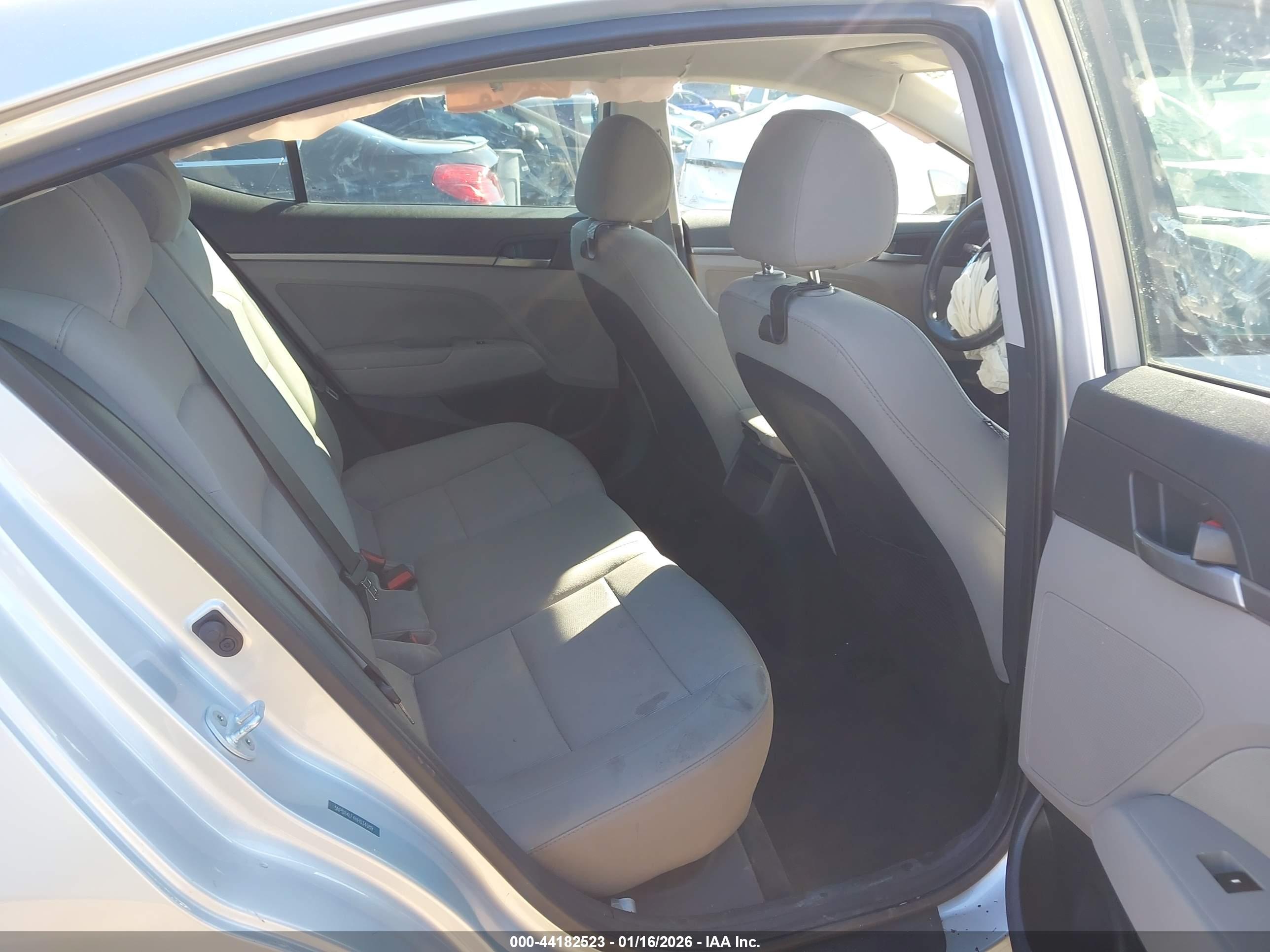 HYUNDAI ELANTRA image 8