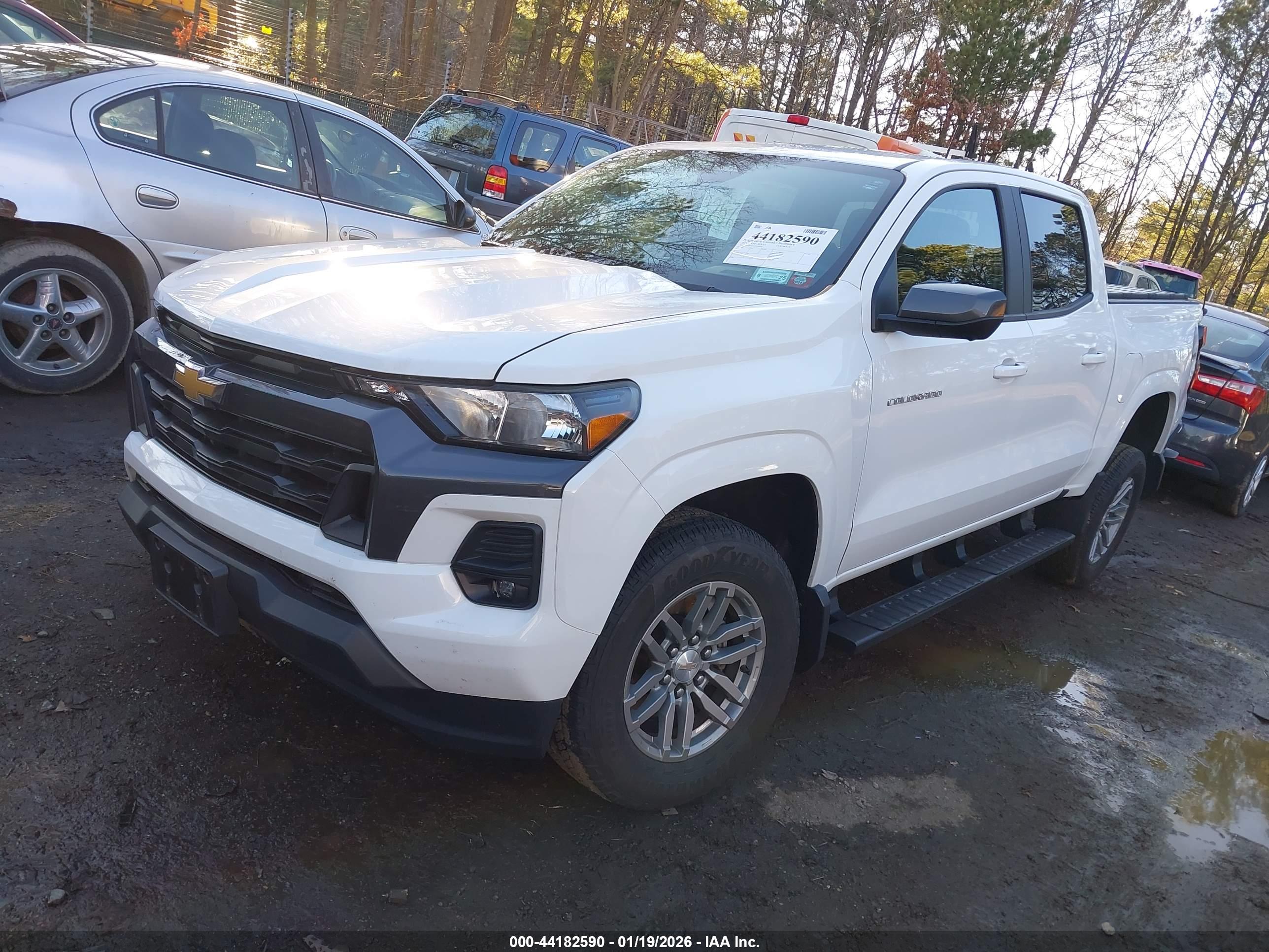 CHEVROLET COLORADO image 2