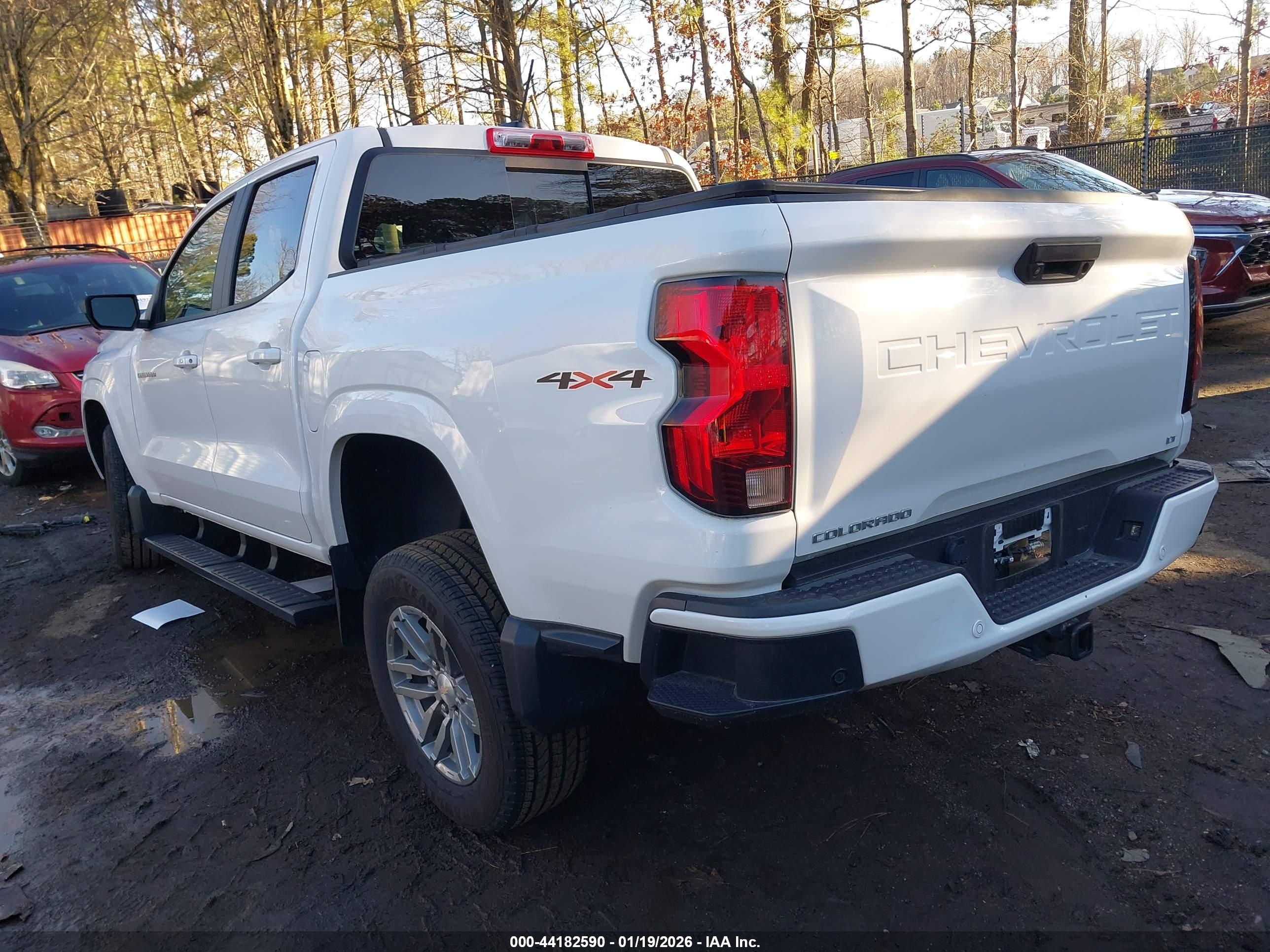 CHEVROLET COLORADO image 3