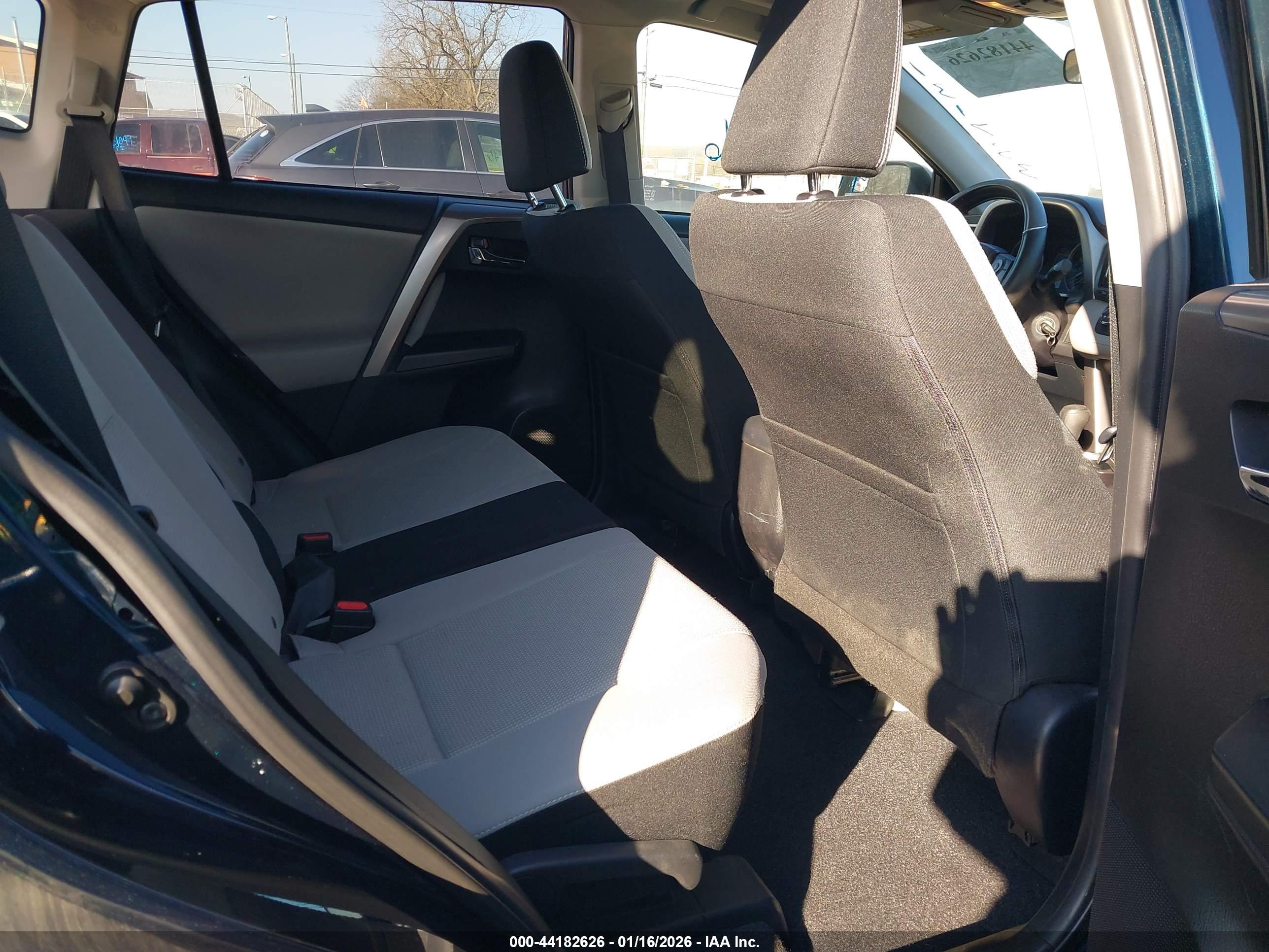 TOYOTA RAV4 image 8