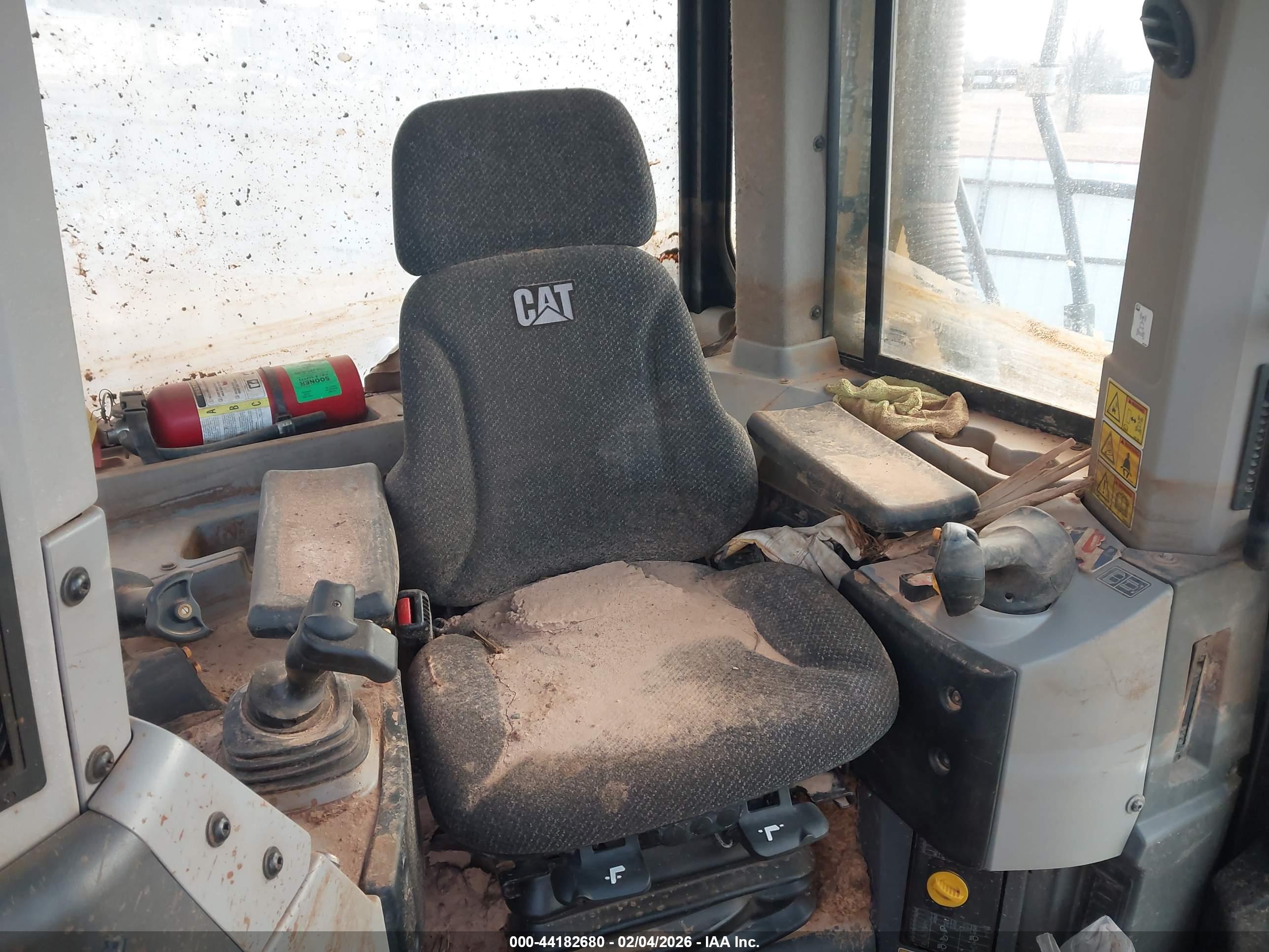 CATERPILLAR D8T image 5