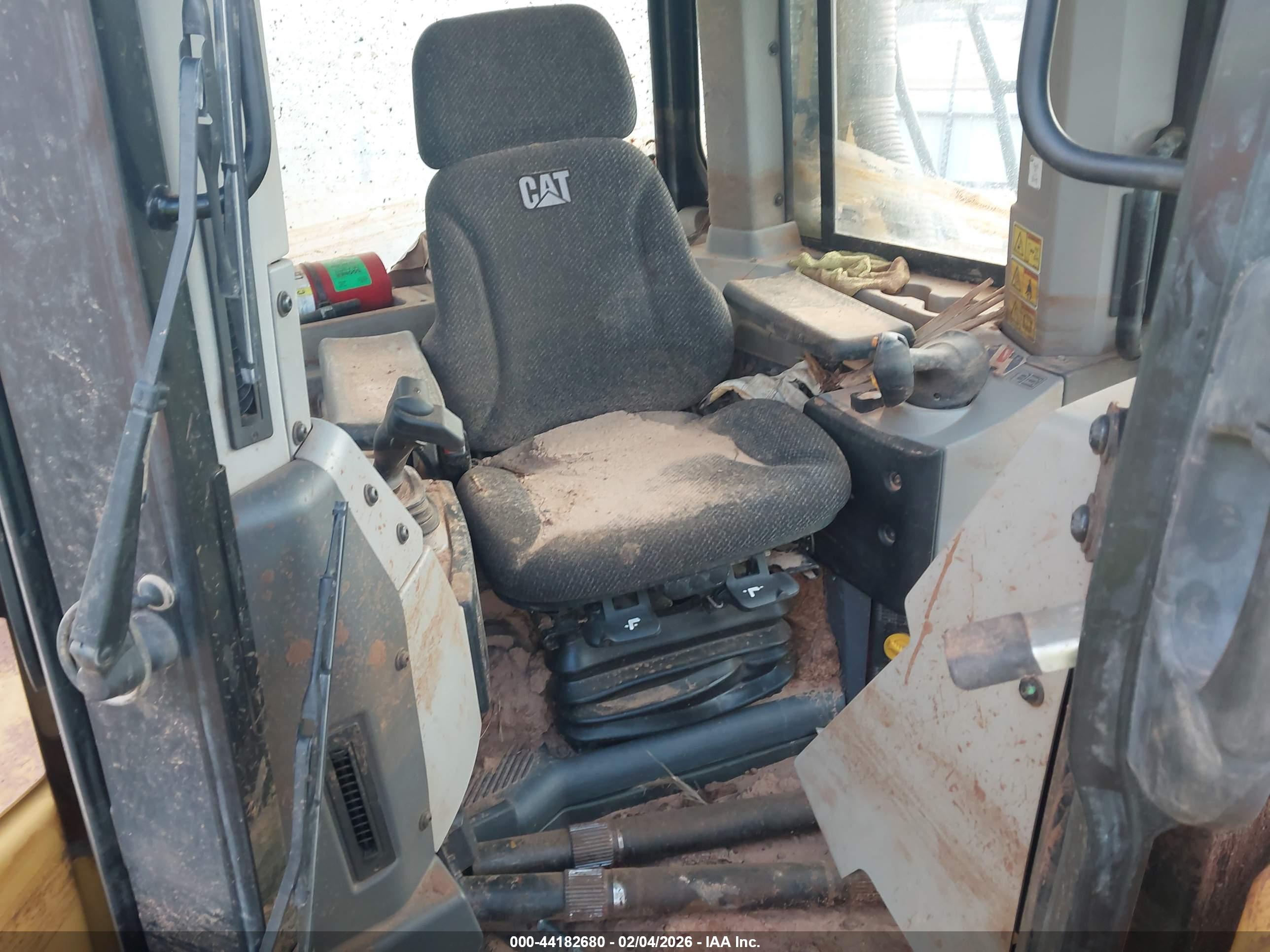 CATERPILLAR D8T image 6