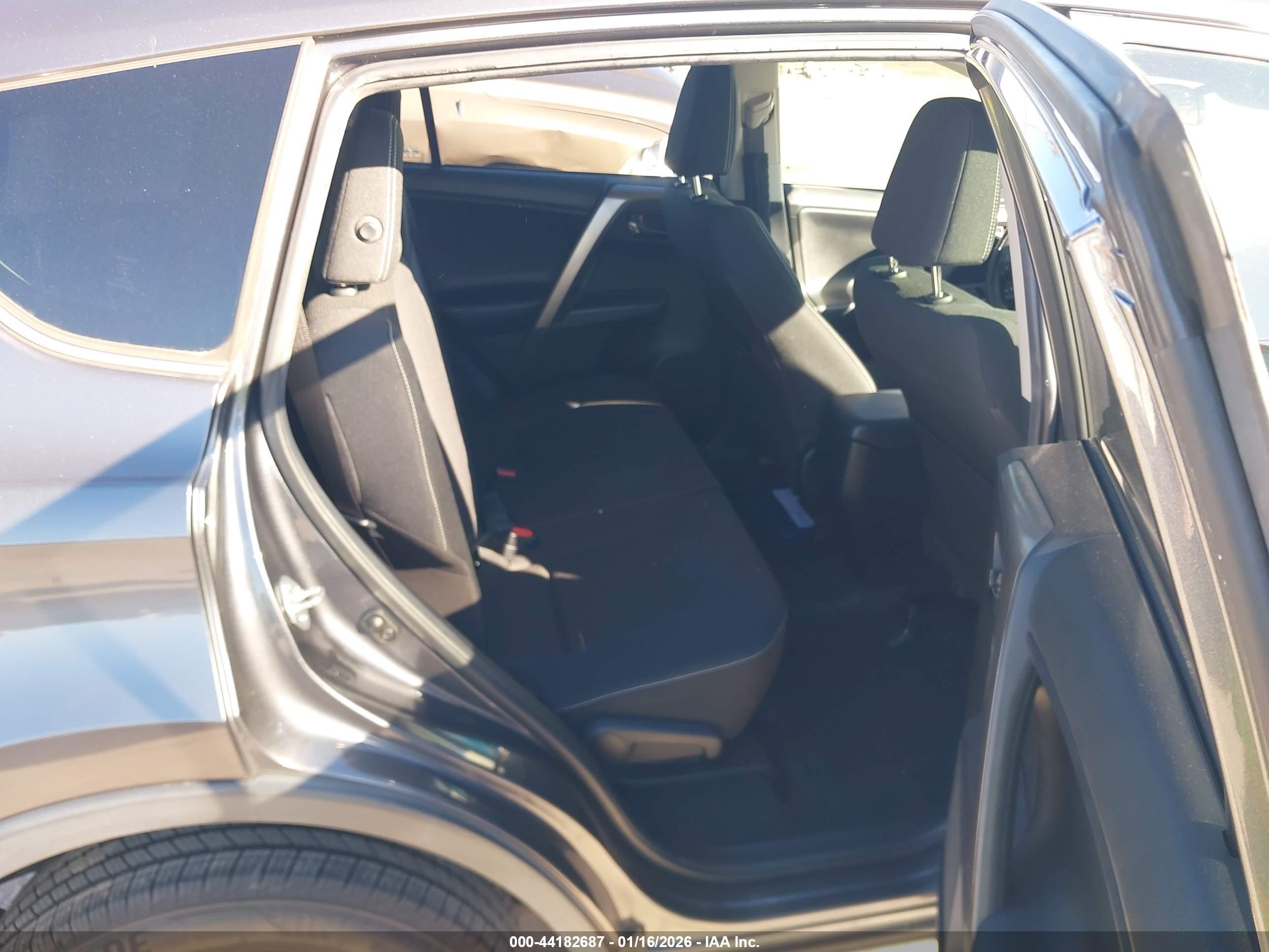 TOYOTA RAV4 image 8