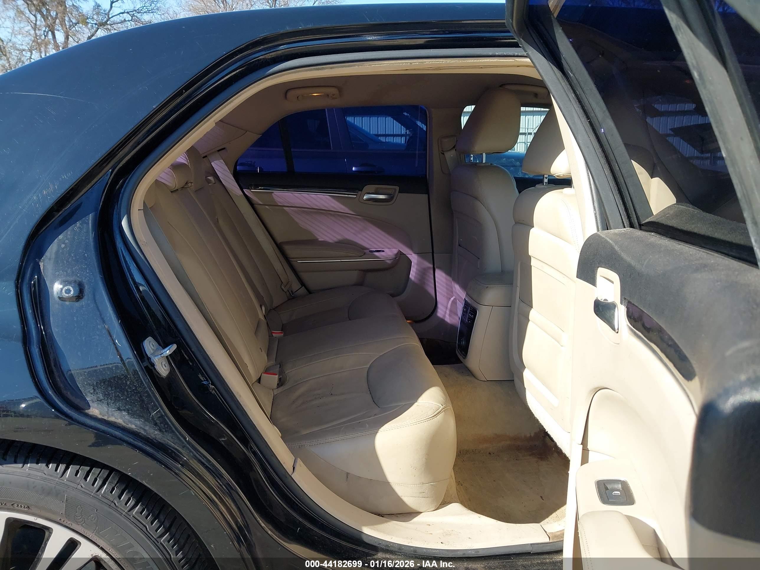 CHRYSLER 300 image 8