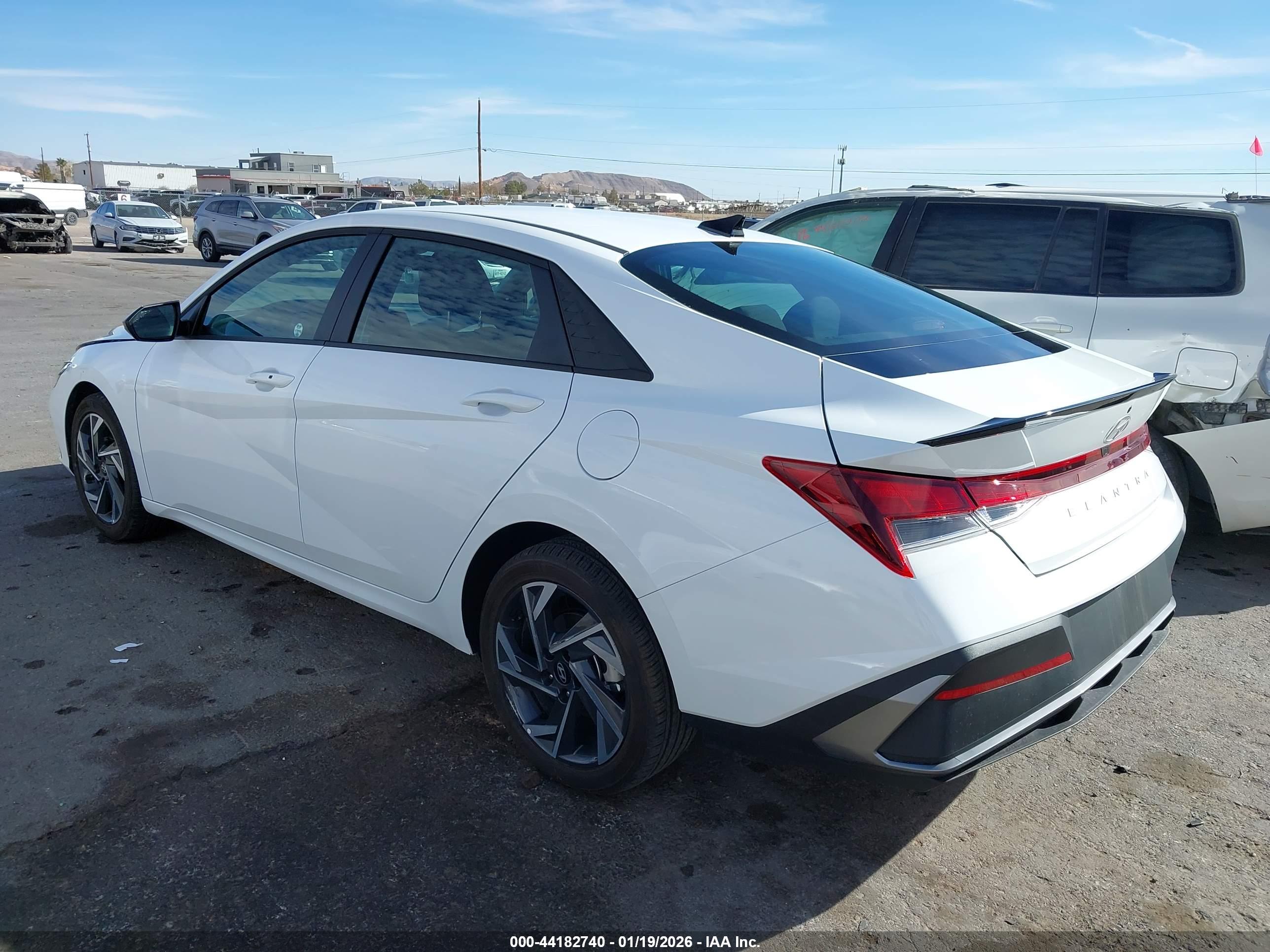 HYUNDAI ELANTRA image 3