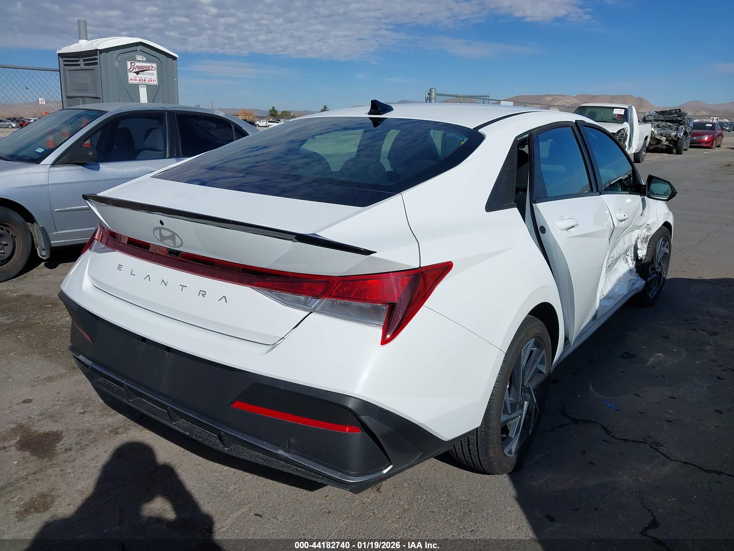 HYUNDAI ELANTRA image 4