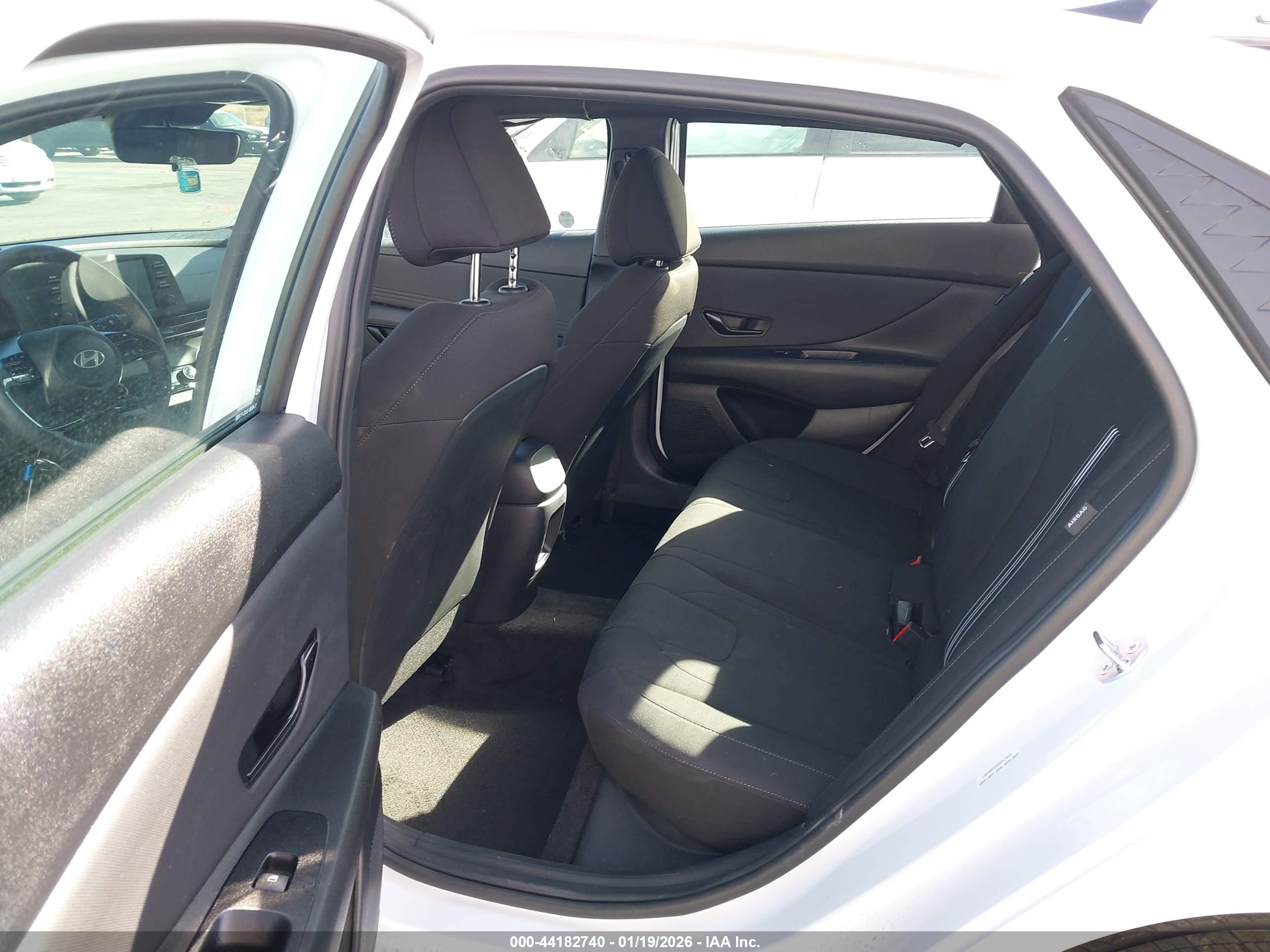HYUNDAI ELANTRA image 8
