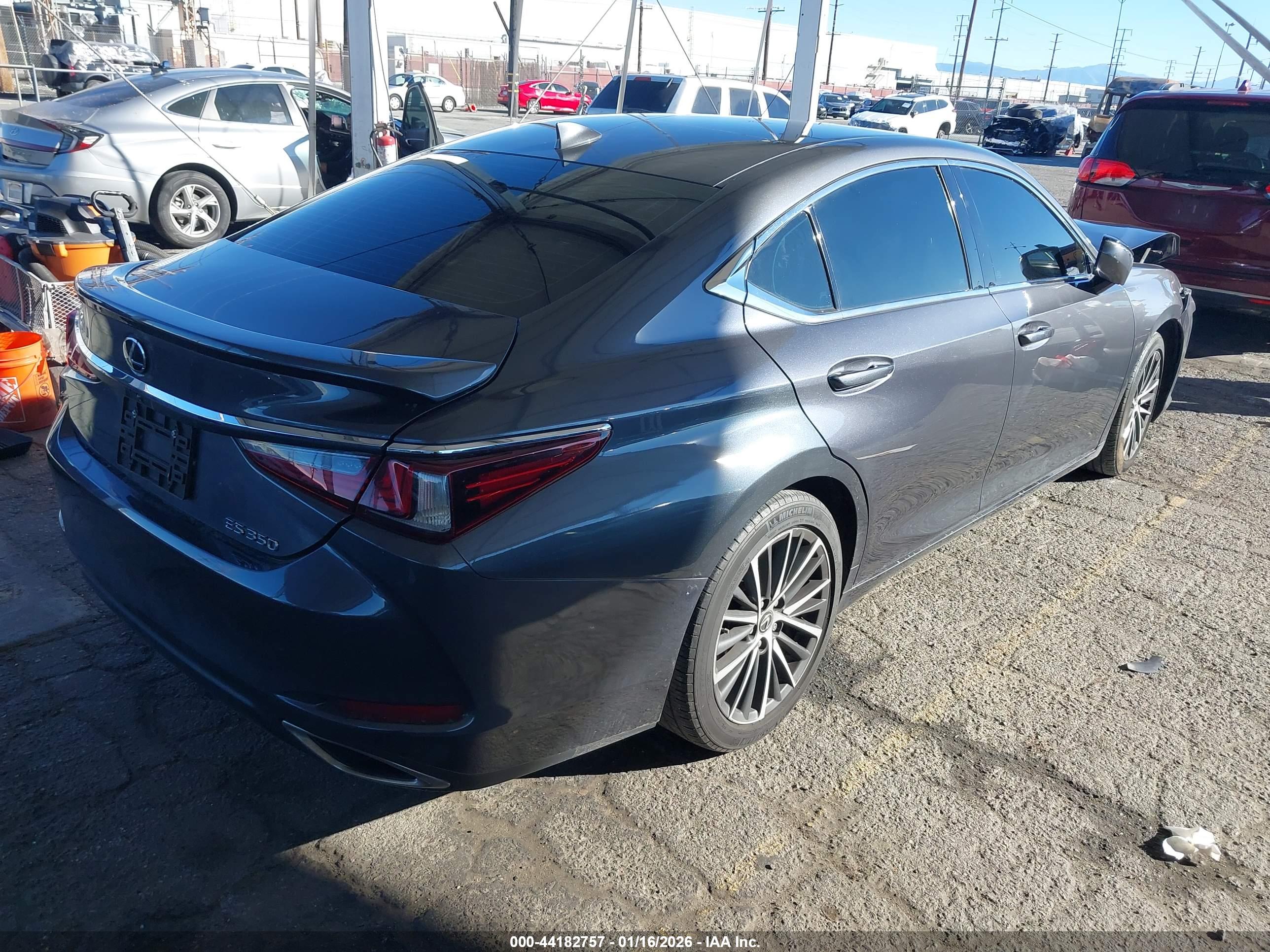 LEXUS ES image 4