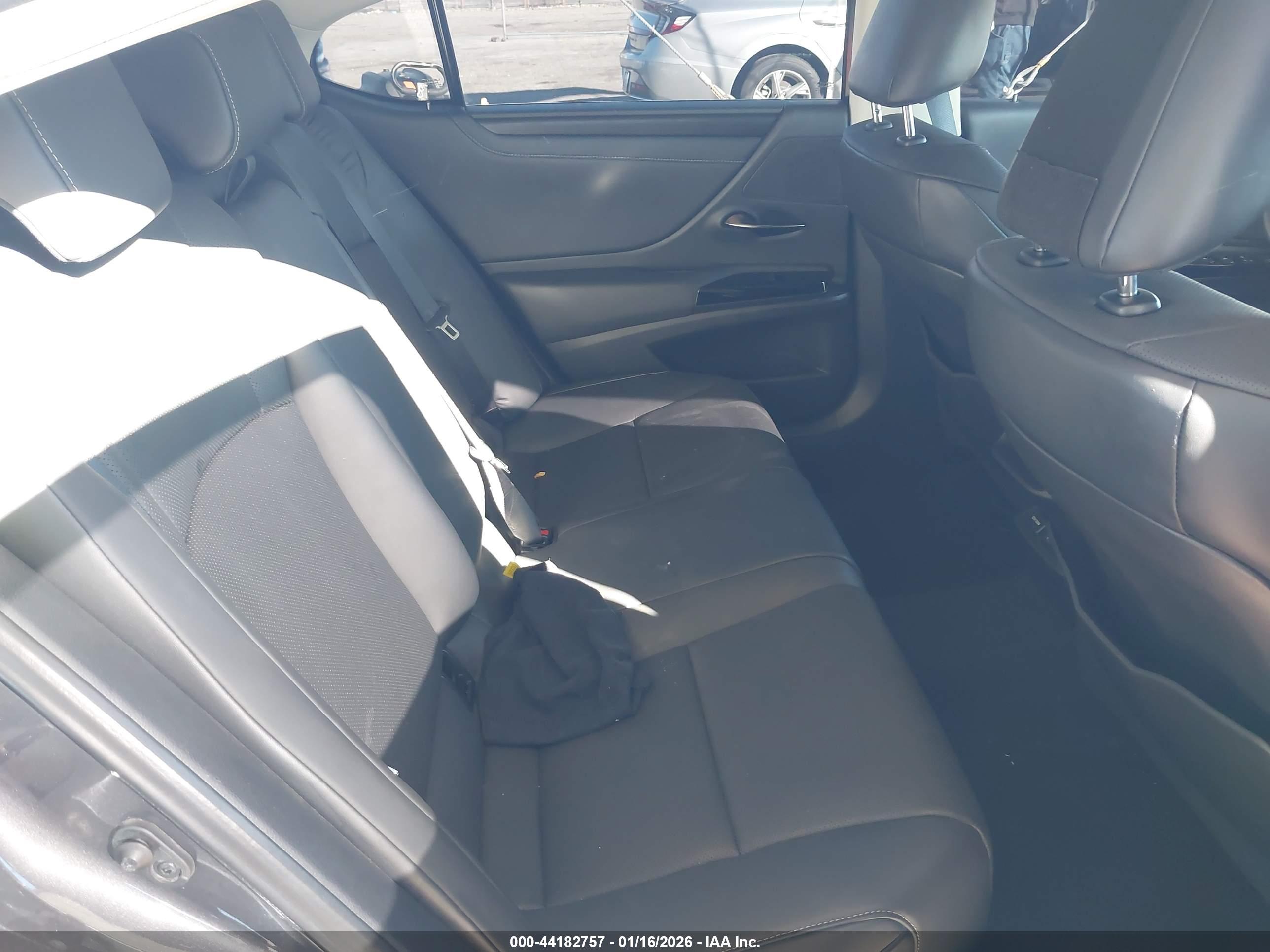 LEXUS ES image 8