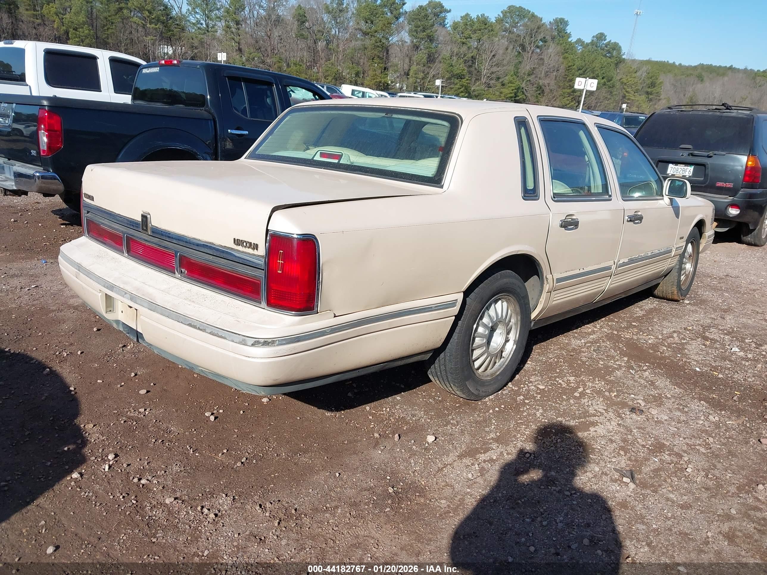 LINCOLN TOWN image 4