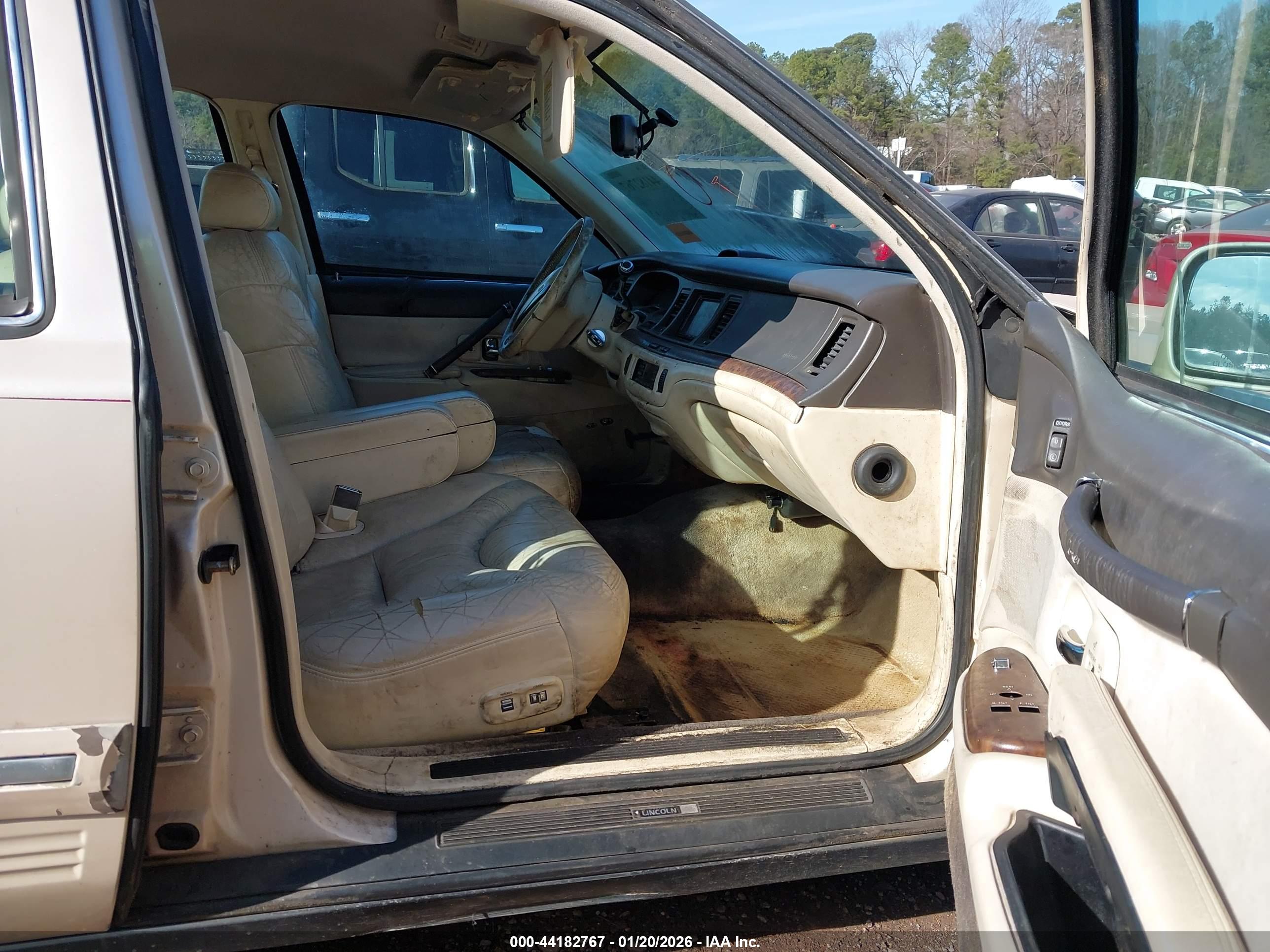 LINCOLN TOWN image 5