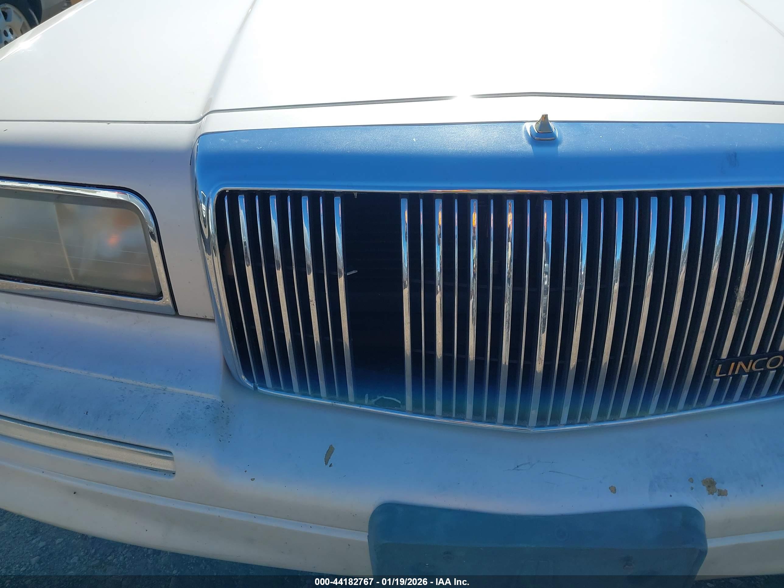 LINCOLN TOWN image 6