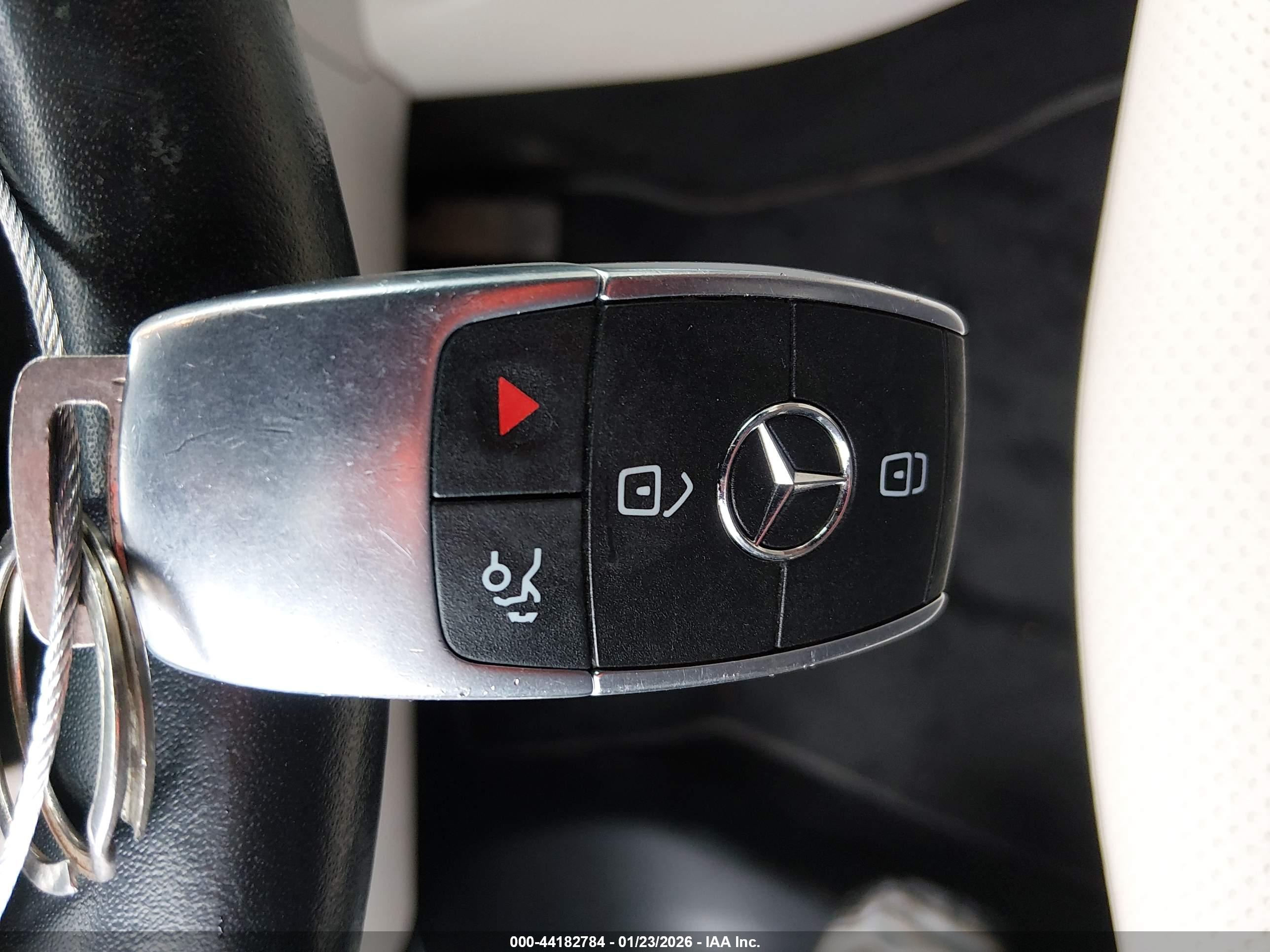 MERCEDES-BENZ GLB image 11